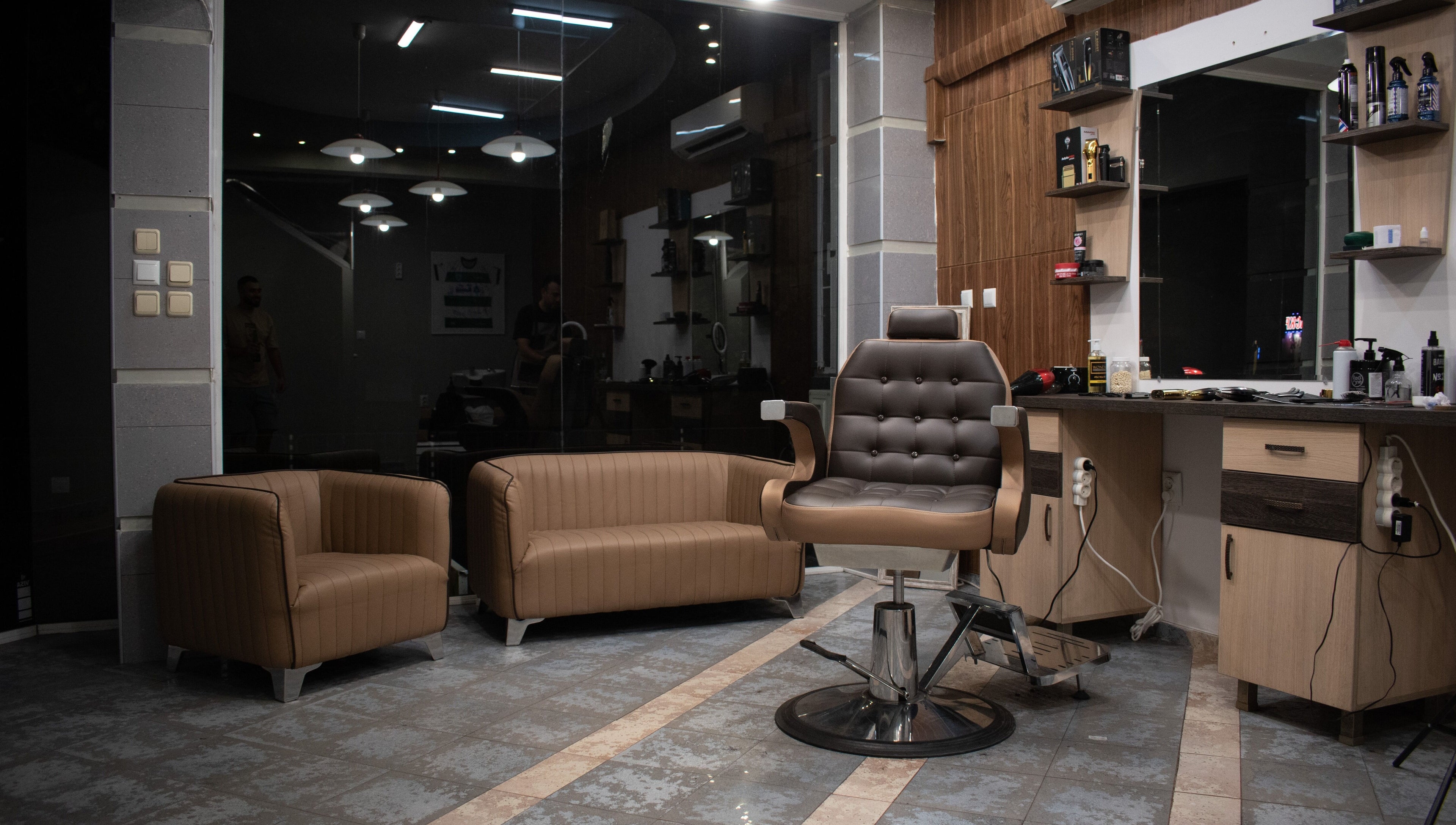 Интериор на PRIVATE Barbershop във Варна, Варна, BG с удобни кресла и модерно обзавеждане.
