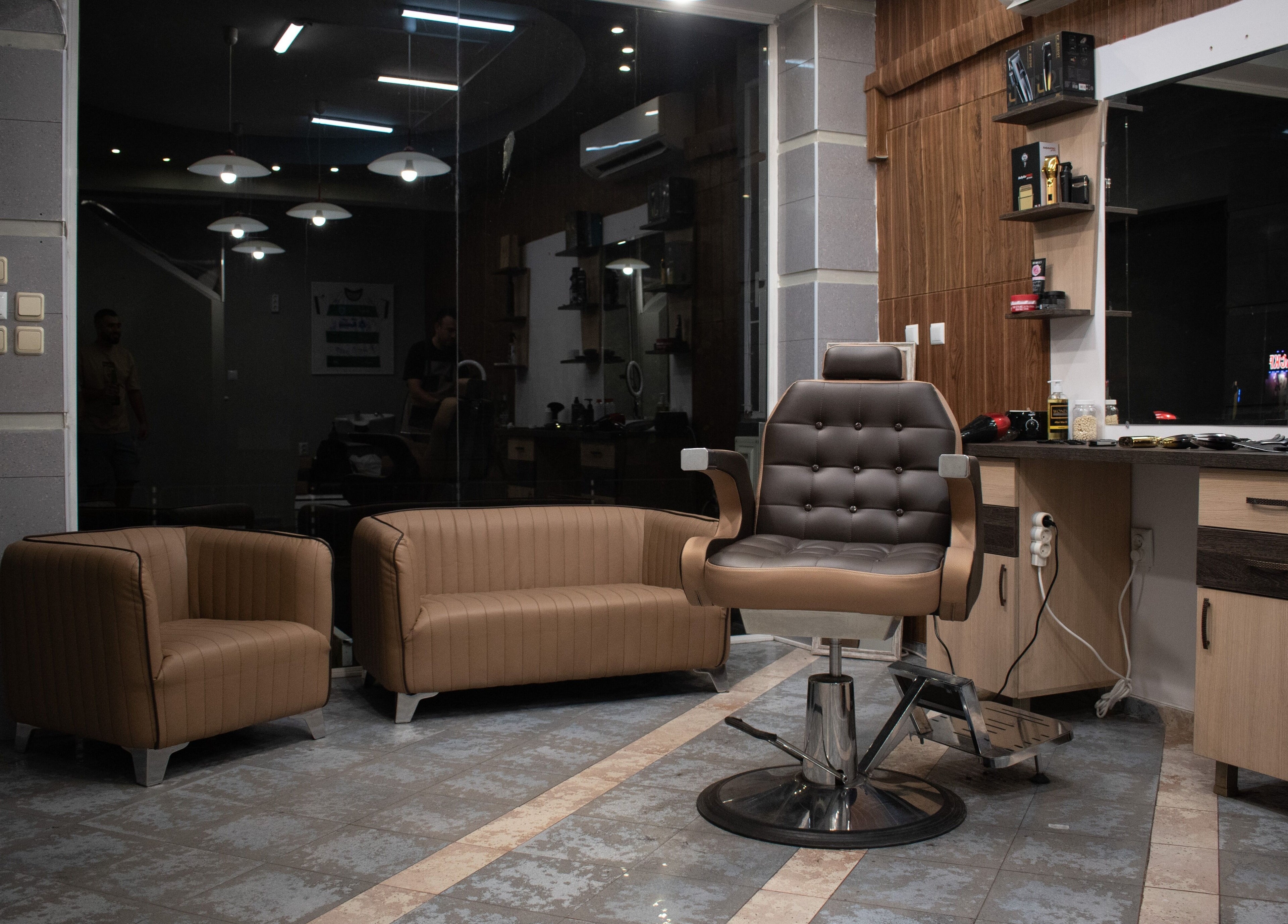 Интериор на PRIVATE Barbershop във Варна, Варна, BG с удобни кресла и модерно обзавеждане.