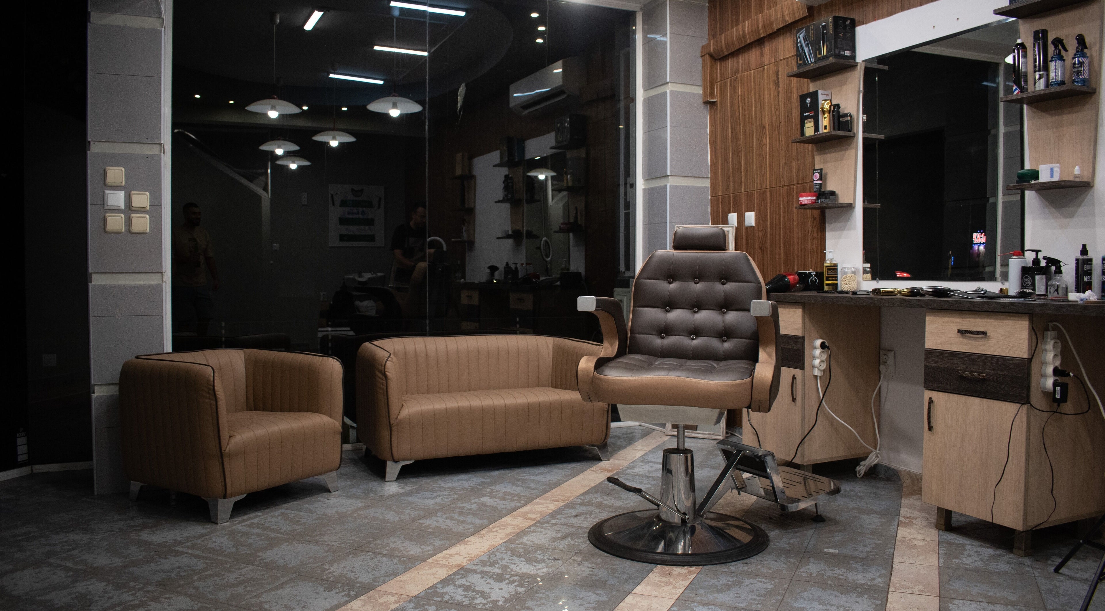 Интериор на PRIVATE Barbershop във Варна, Варна, BG с удобни кресла и модерно обзавеждане.