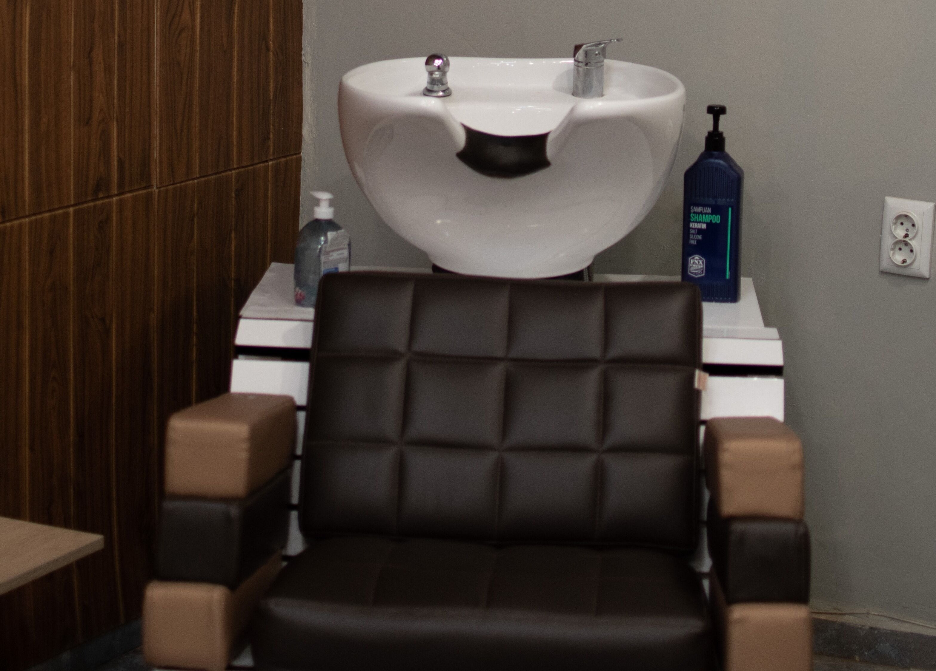 Умивалник и стол в PRIVATE Barbershop, Варна, Варна, БГ, предлагащи комфорт и стил.