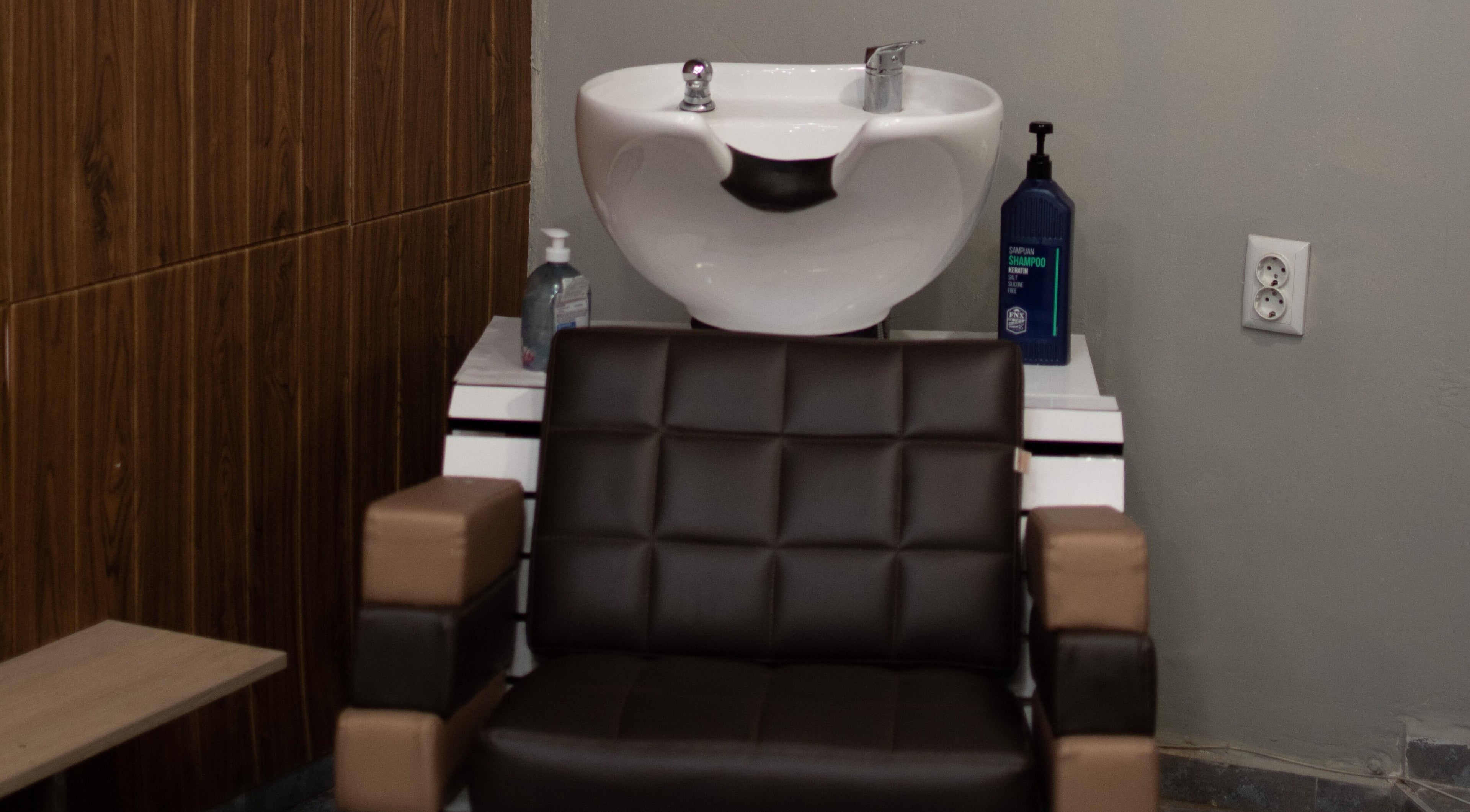 Умивалник и стол в PRIVATE Barbershop, Варна, Варна, БГ, предлагащи комфорт и стил.