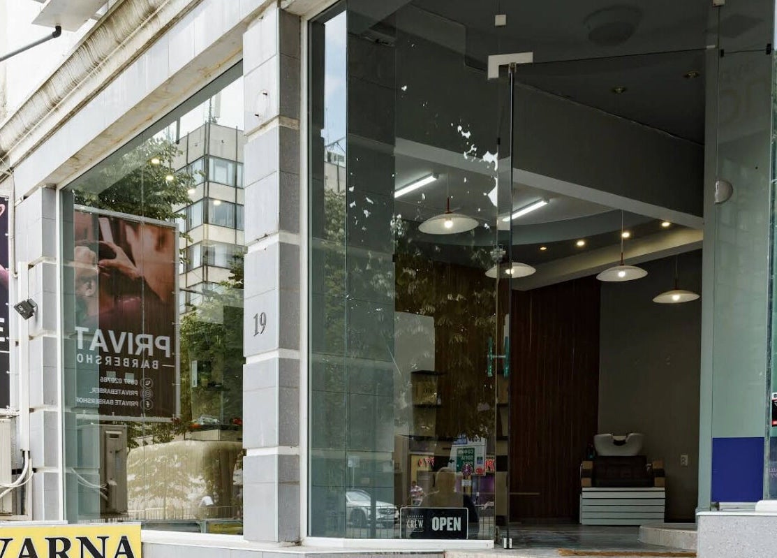 Вход към PRIVATE Barbershop, модерно студио във Варна, Варна, BG.