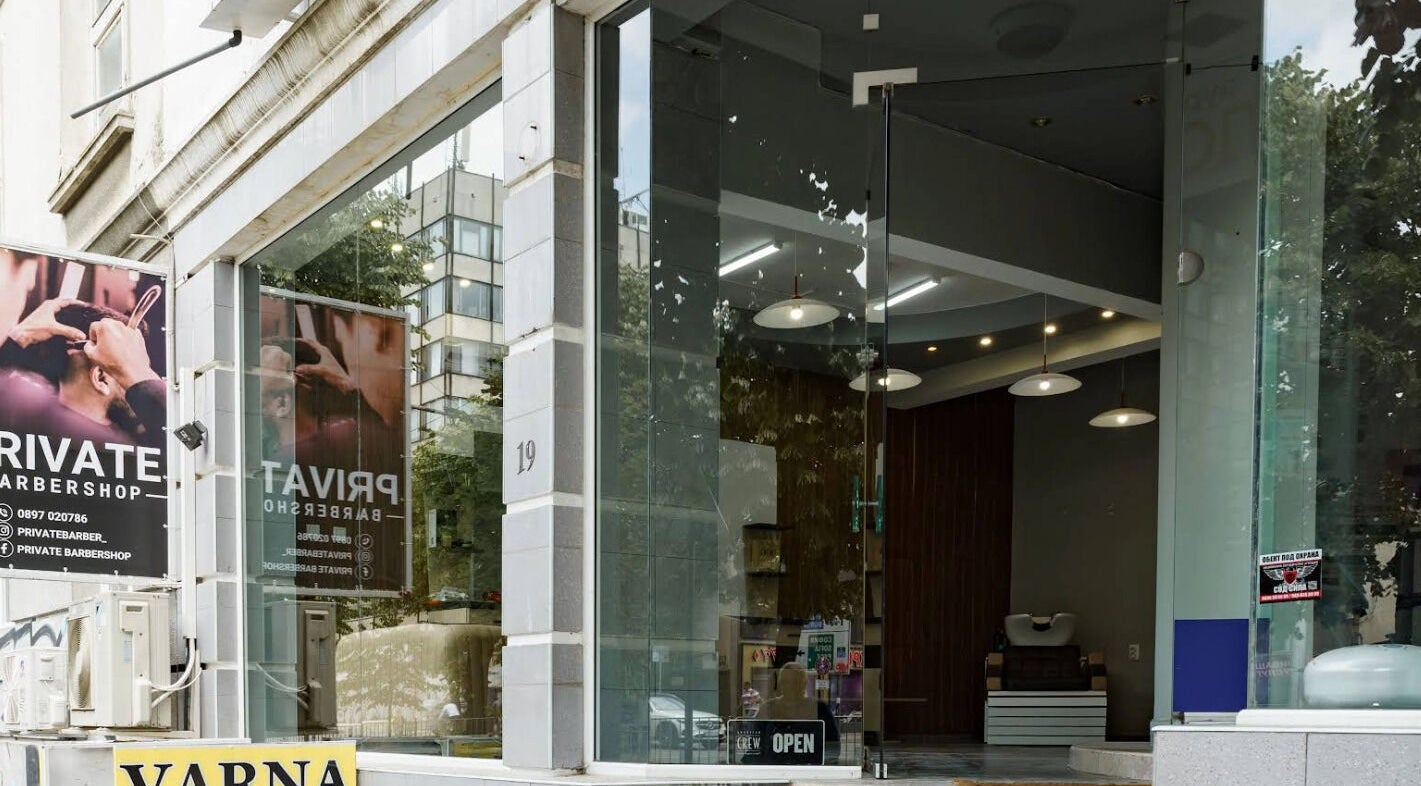 Вход към PRIVATE Barbershop, модерно студио във Варна, Варна, BG.