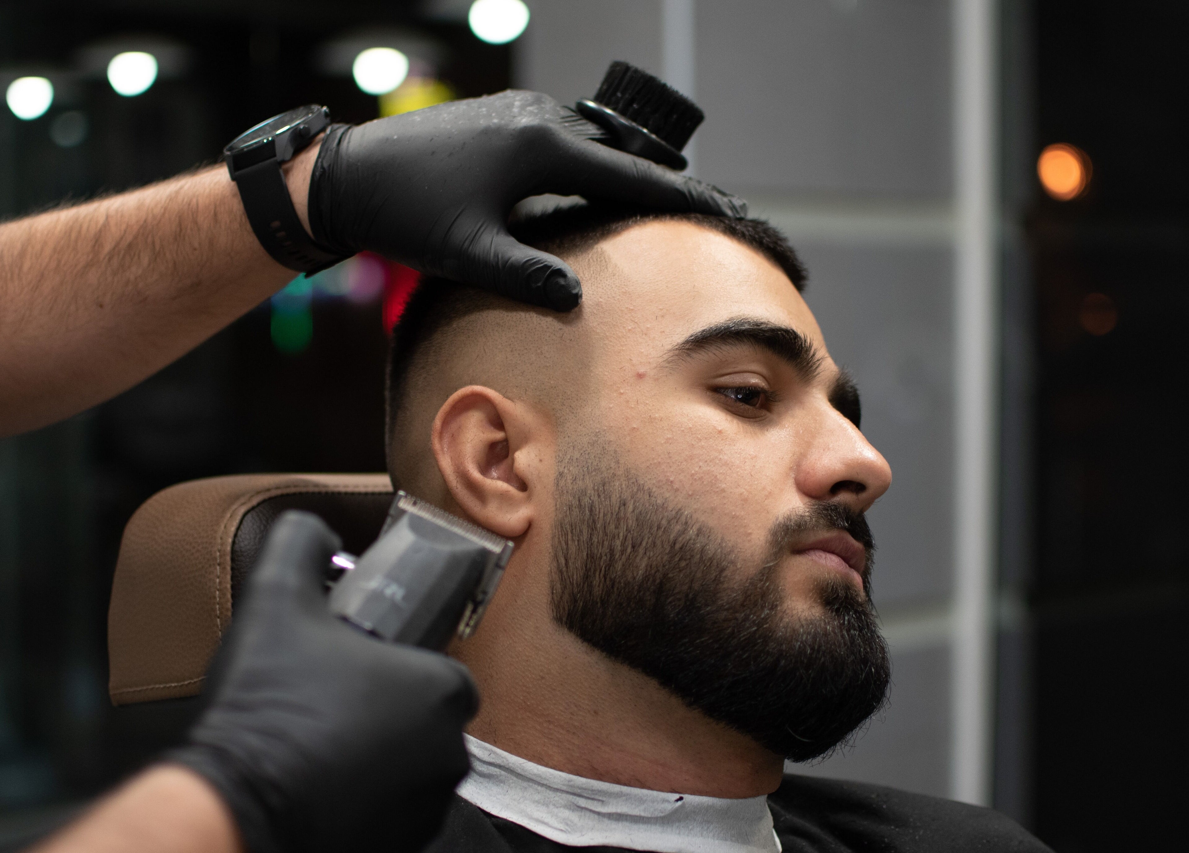 Мъж получава модерна прическа в PRIVATE Barbershop, Варна, Варна, БГ.