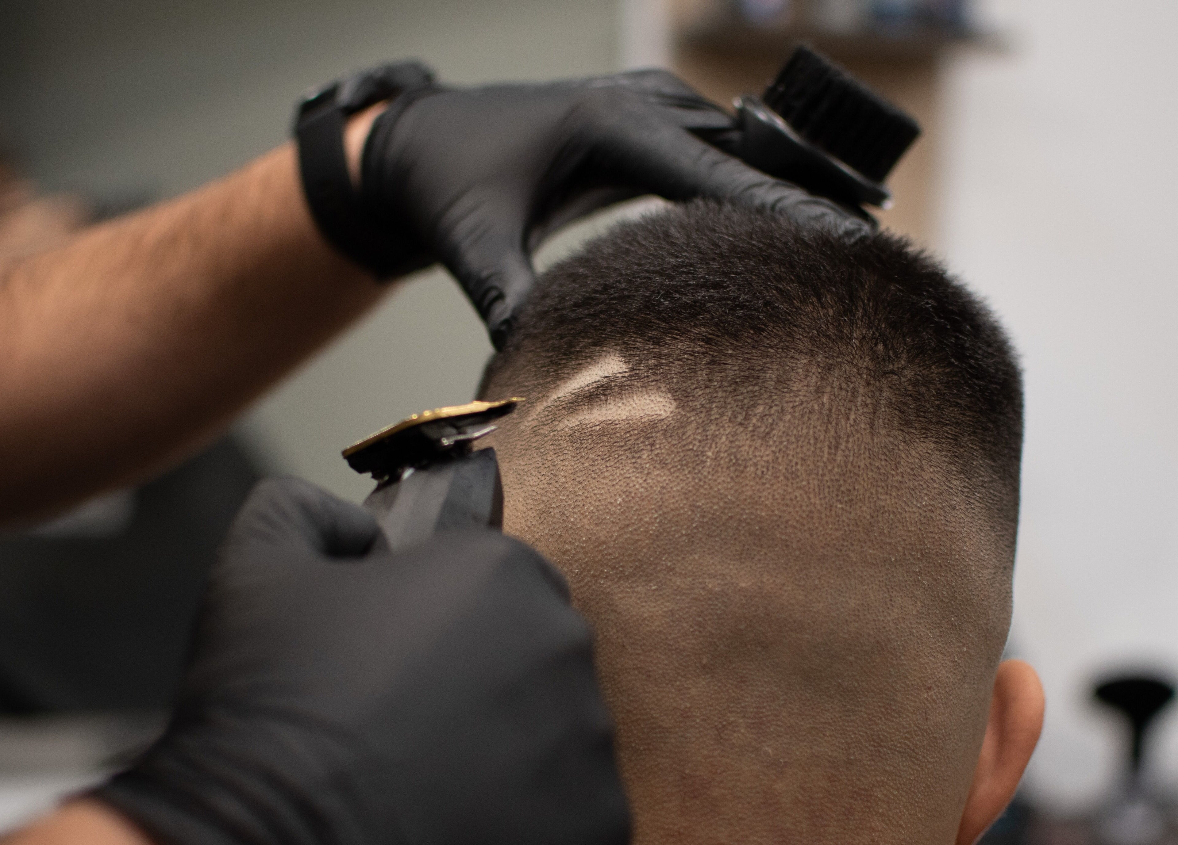 Мъжка прическа в PRIVATE Barbershop, Varna, Varna, BG с професионална машинка.