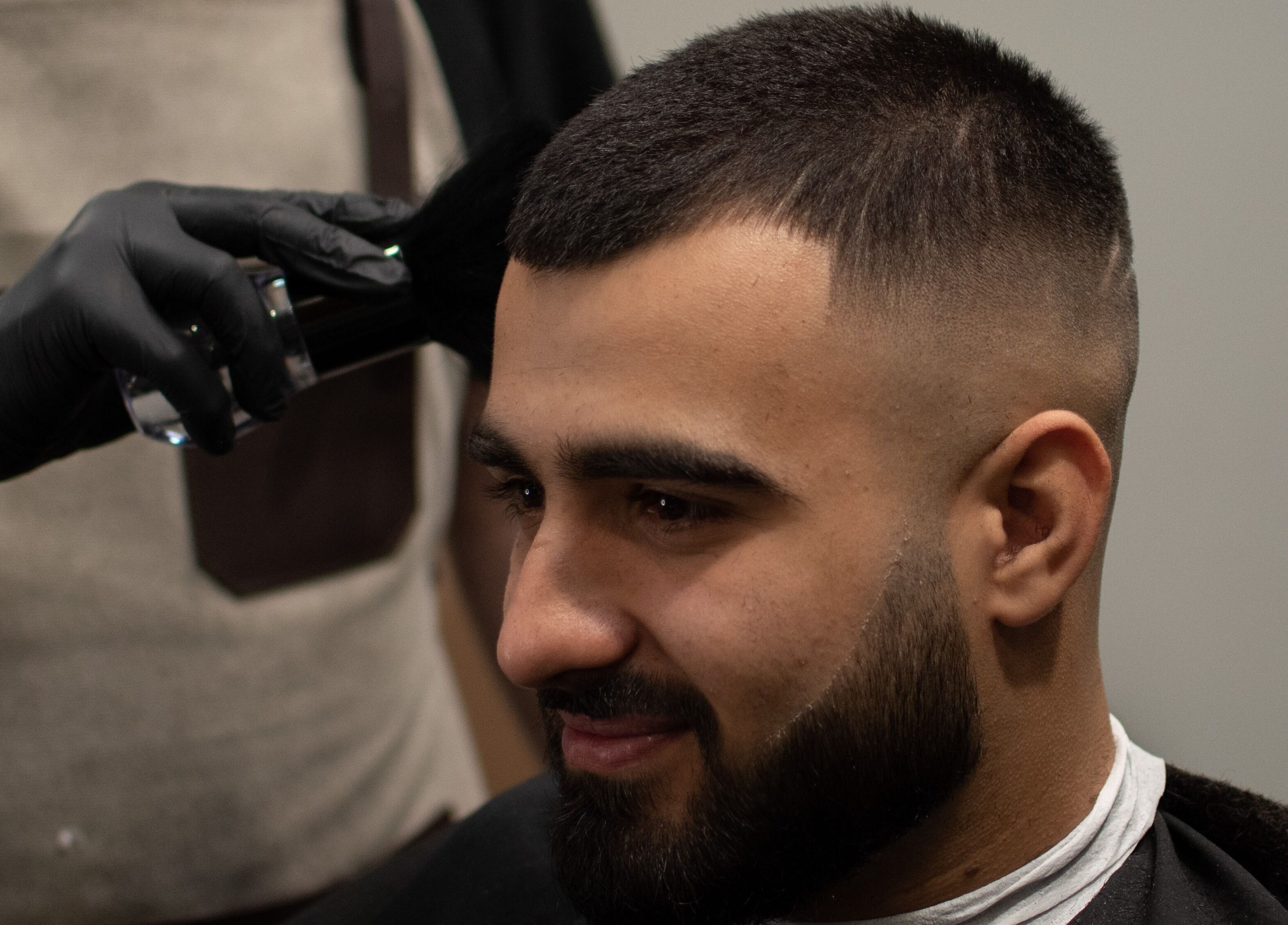 Клиент в PRIVATE Barbershop, Варна, получава модерен мъжки прически.