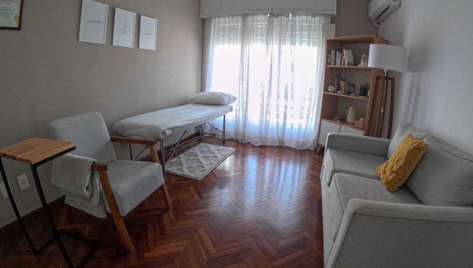 Sala de tratamiento tranquila en Samadhi, Montevideo, Departamento De Montevideo, UY, con mobiliario acogedor.
