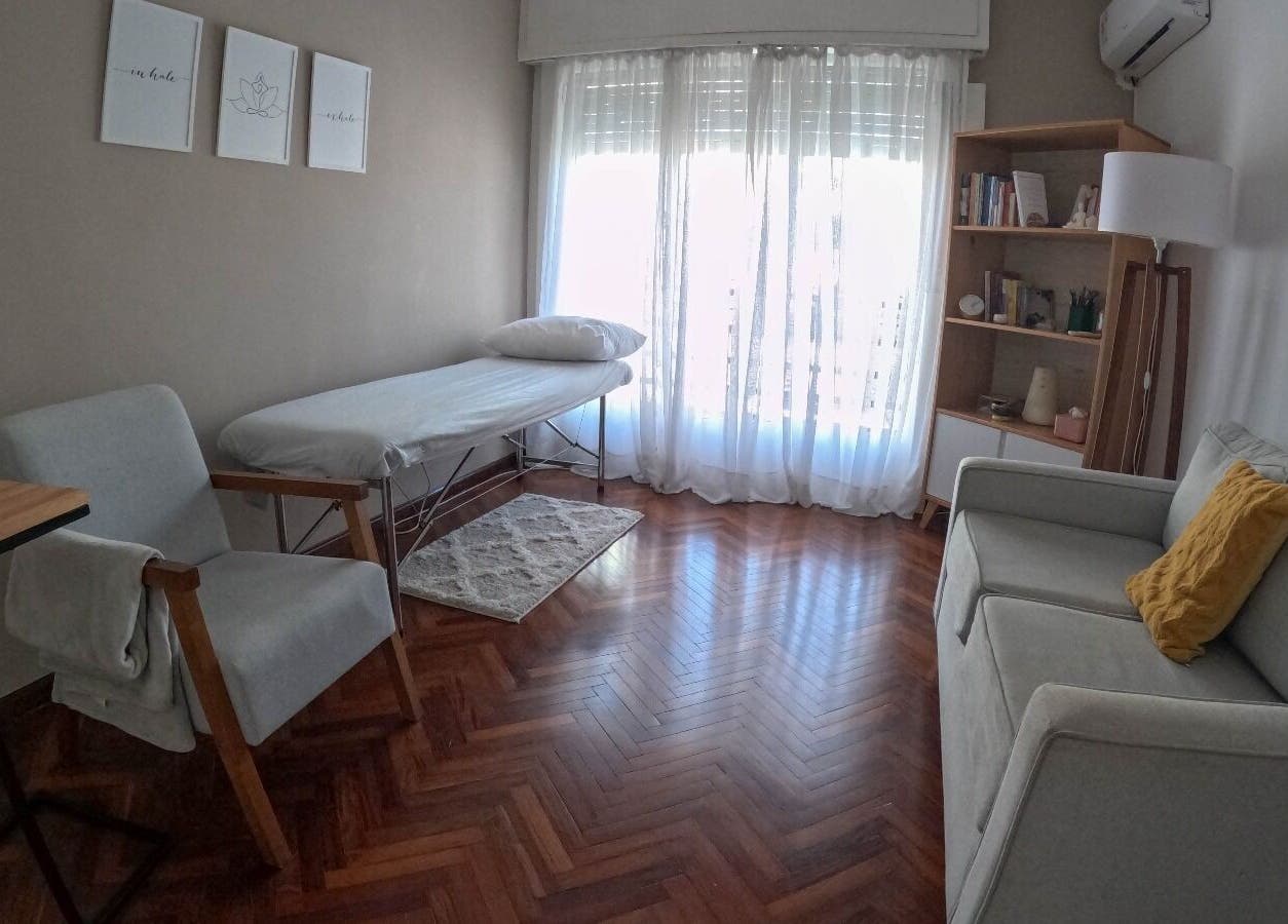 Sala de tratamiento tranquila en Samadhi, Montevideo, Departamento De Montevideo, UY, con mobiliario acogedor.