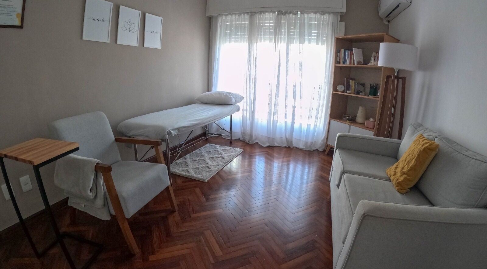 Sala de tratamiento tranquila en Samadhi, Montevideo, Departamento De Montevideo, UY, con mobiliario acogedor.