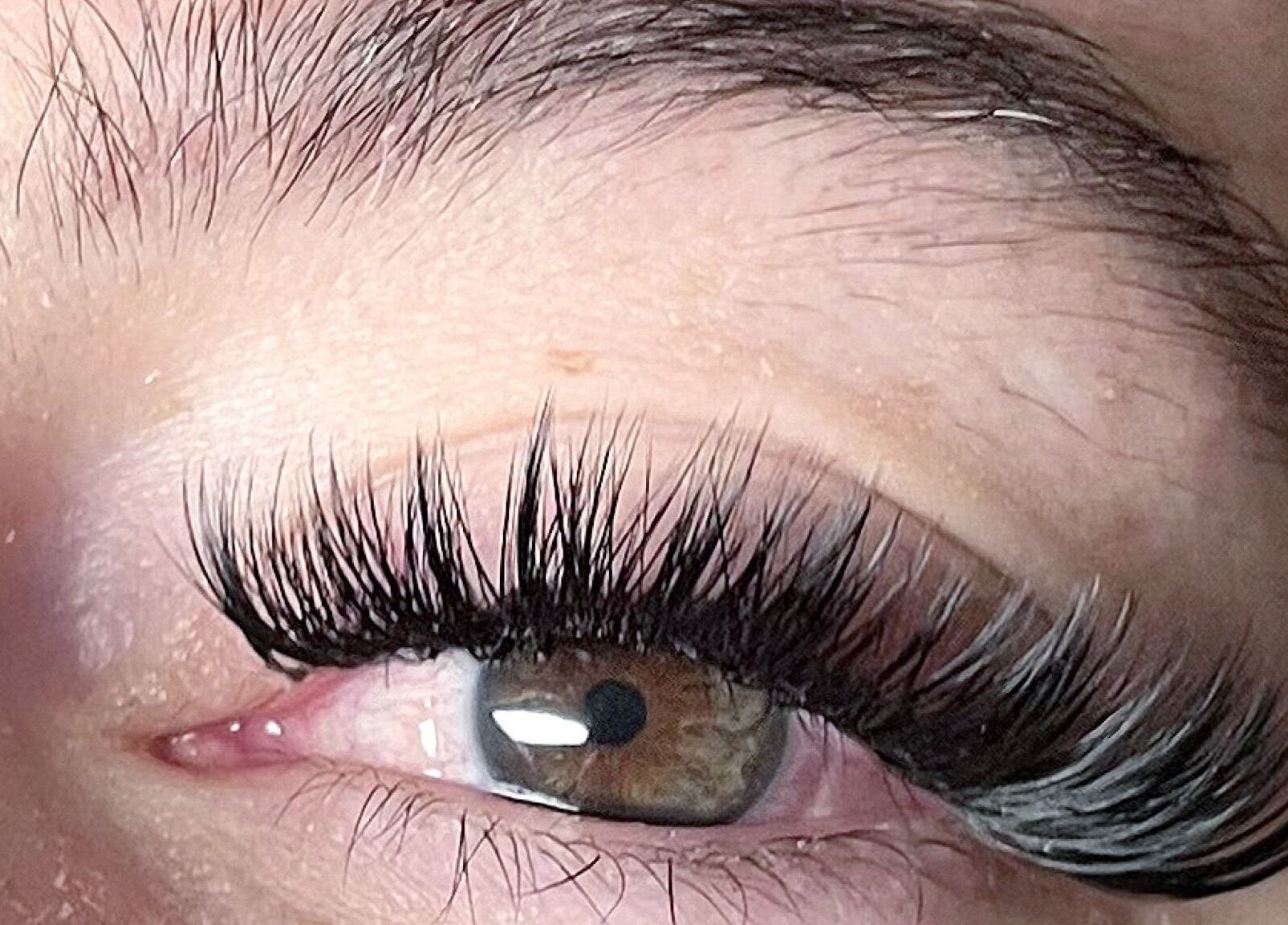 Extension de cils volume à Masmilashes, Montréal, Québec, CA, accentuant un regard élégant.