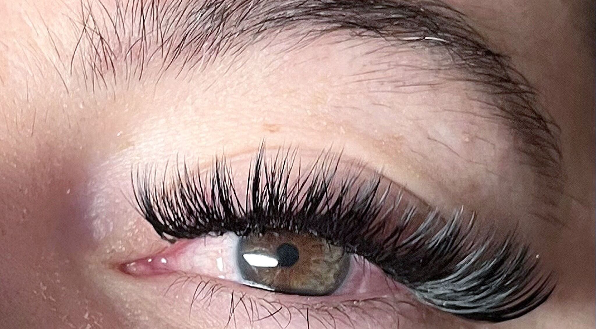 Extension de cils volume à Masmilashes, Montréal, Québec, CA, accentuant un regard élégant.