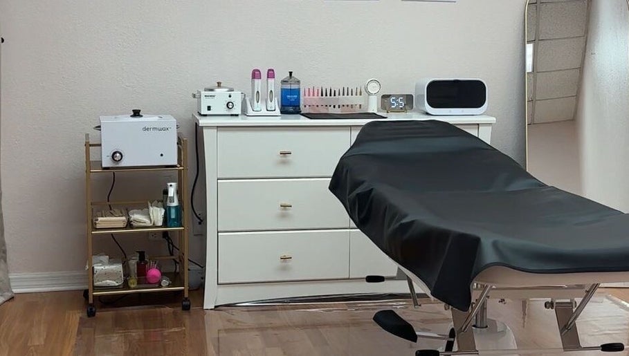 Glowing Skin Waxing image 1