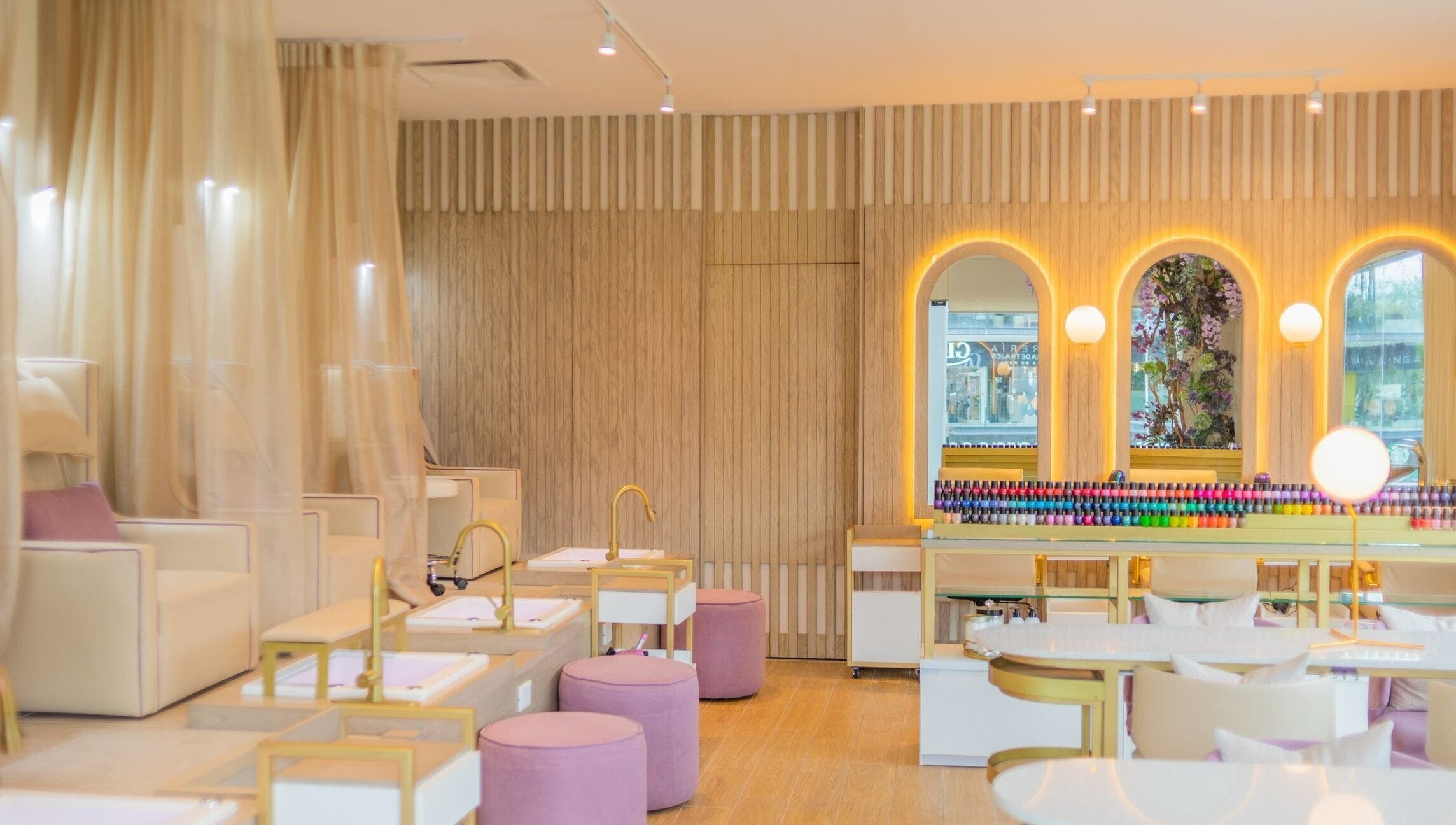 Interior elegante de Lilabelle en San Pedro Garza García, Nuevo León, MX, con sillas de spa y decoración moderna.