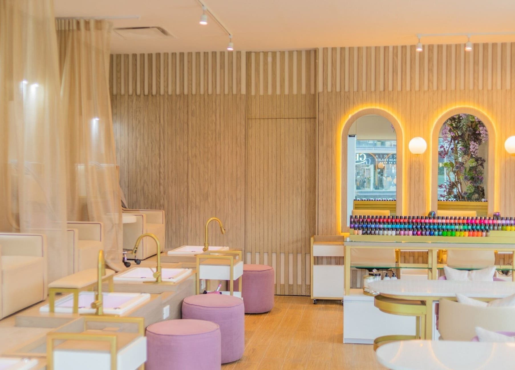 Interior elegante de Lilabelle en San Pedro Garza García, Nuevo León, MX, con sillas de spa y decoración moderna.