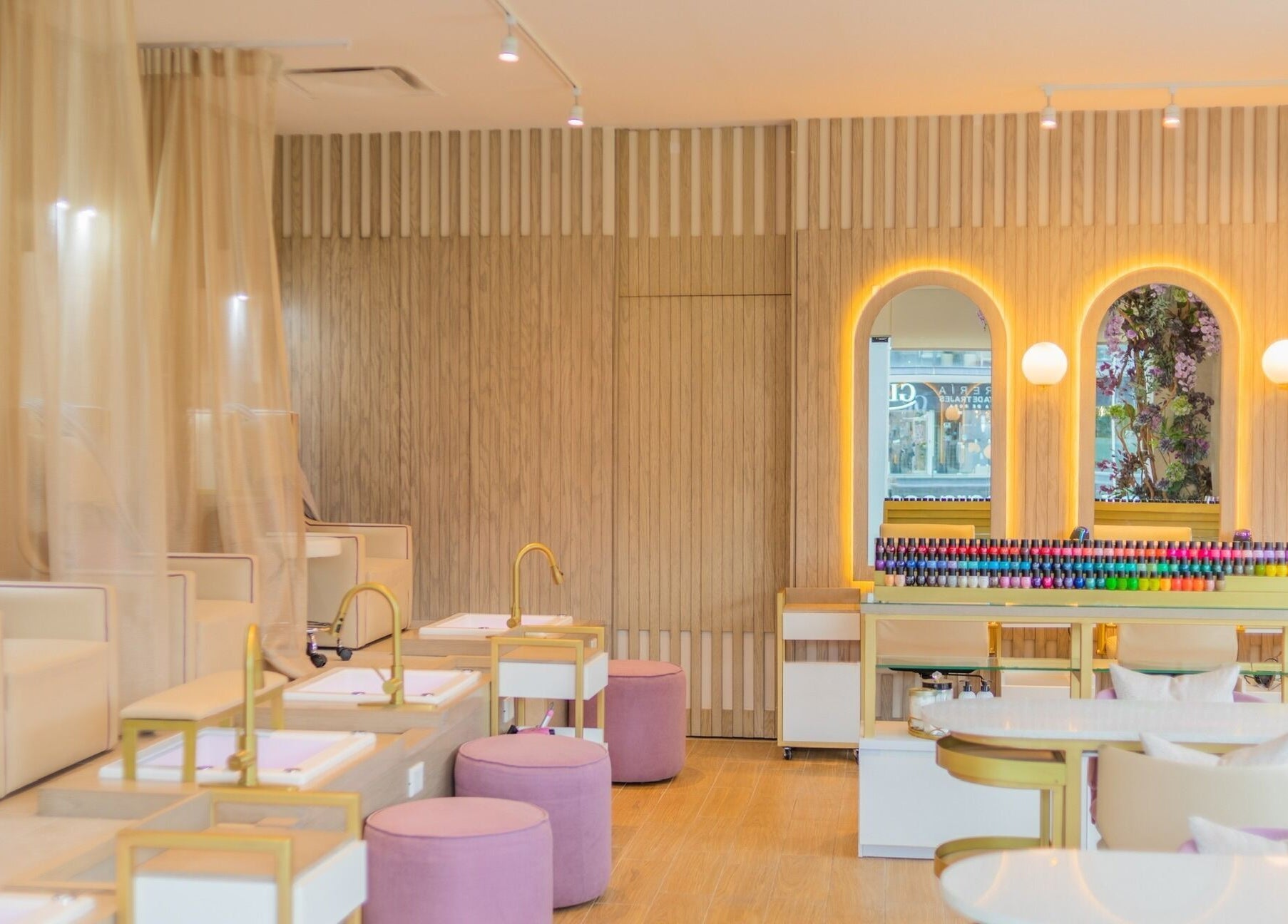 Interior elegante de Lilabelle en San Pedro Garza García, Nuevo León, MX, con sillas de spa y decoración moderna.