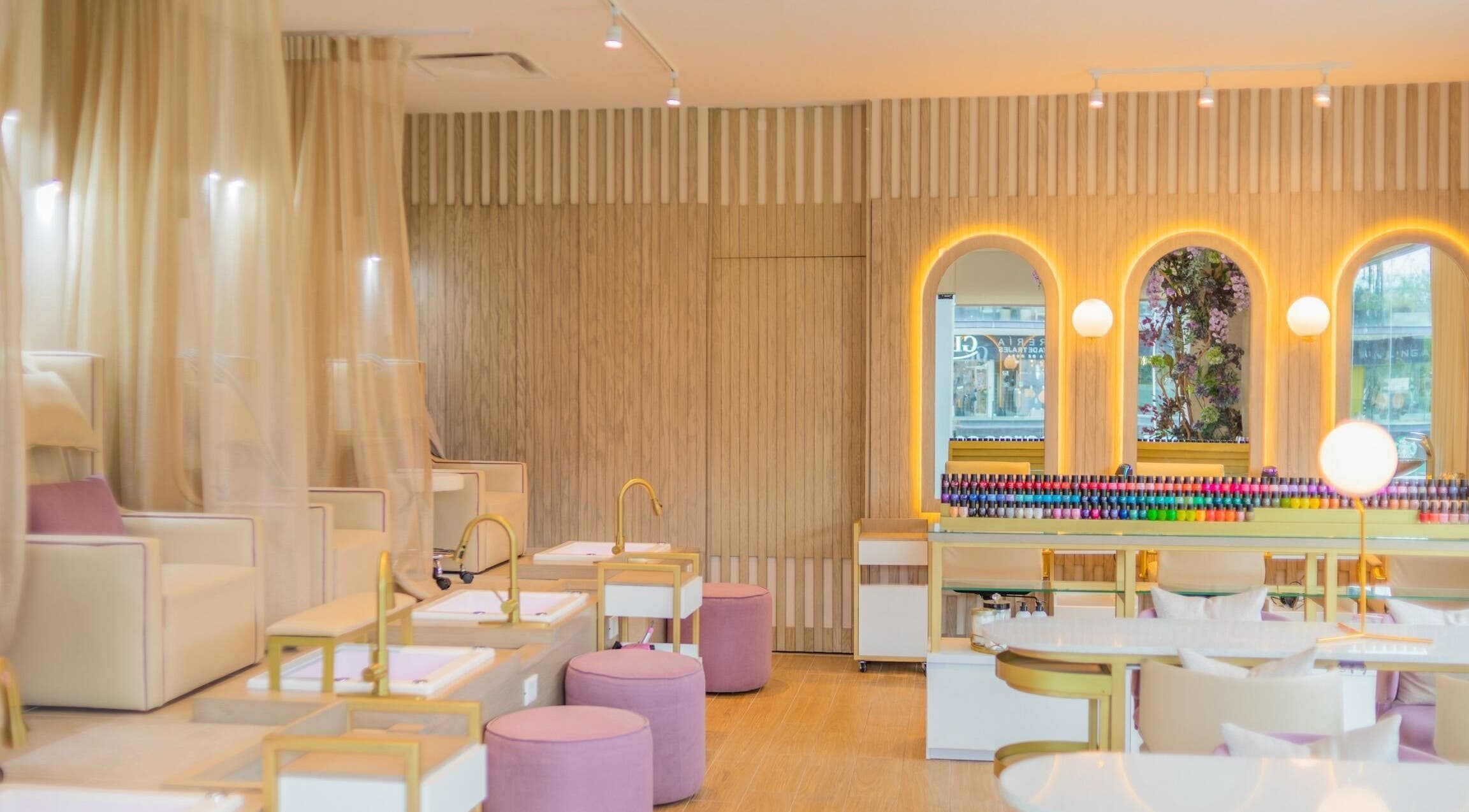 Interior elegante de Lilabelle en San Pedro Garza García, Nuevo León, MX, con sillas de spa y decoración moderna.