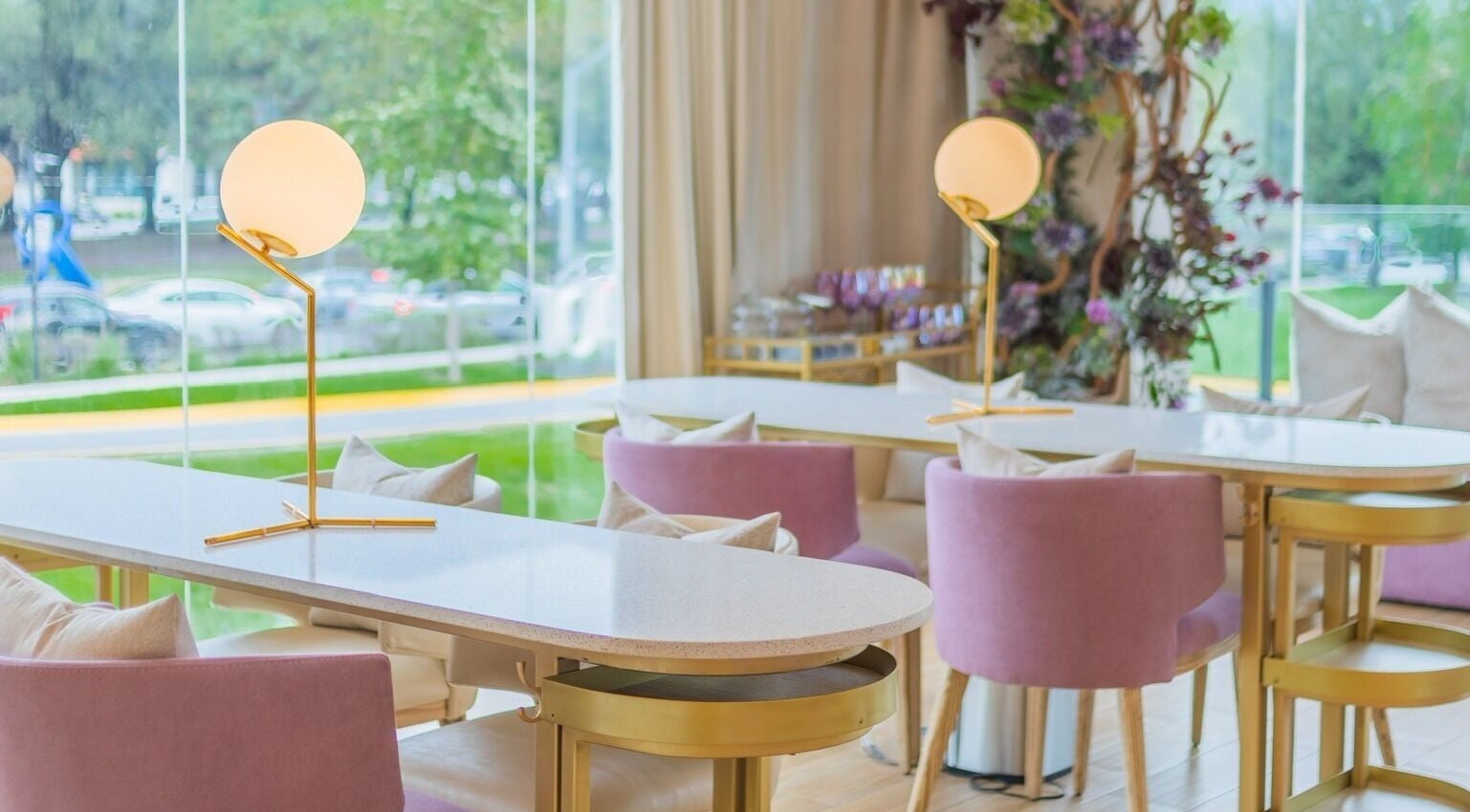Interior moderno de Lilabelle en San Pedro Garza García, Nuevo León, MX, con elegantes mesas y sillas rosas.