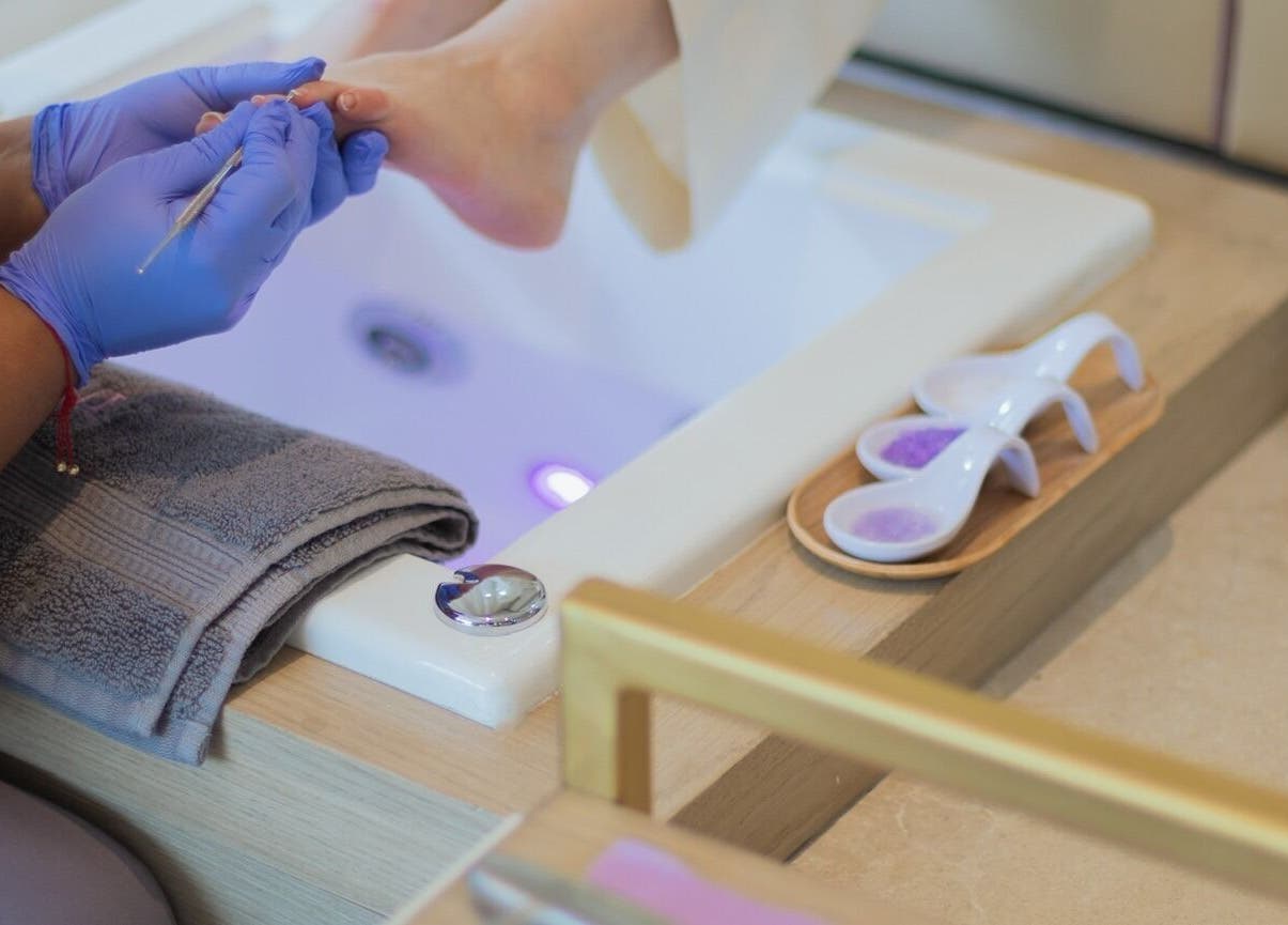 Tratamiento de pedicura en Lilabelle, San Pedro Garza García, Nuevo León, MX. Cuidado y relajación profesional.