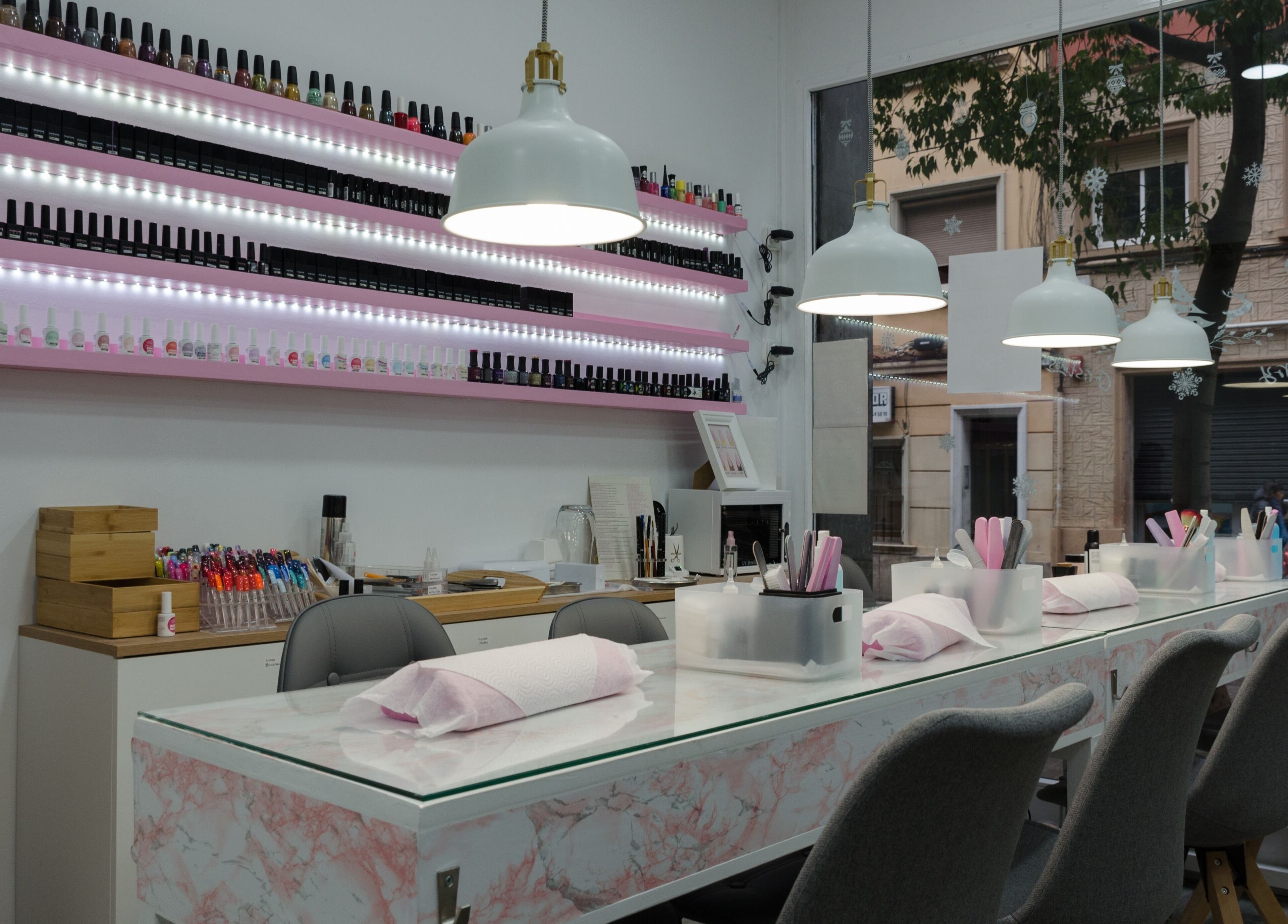 Interior de Passion Nails & Lashes en Barcelona, Catalunya, ES, mostrando estación de manicura moderna.