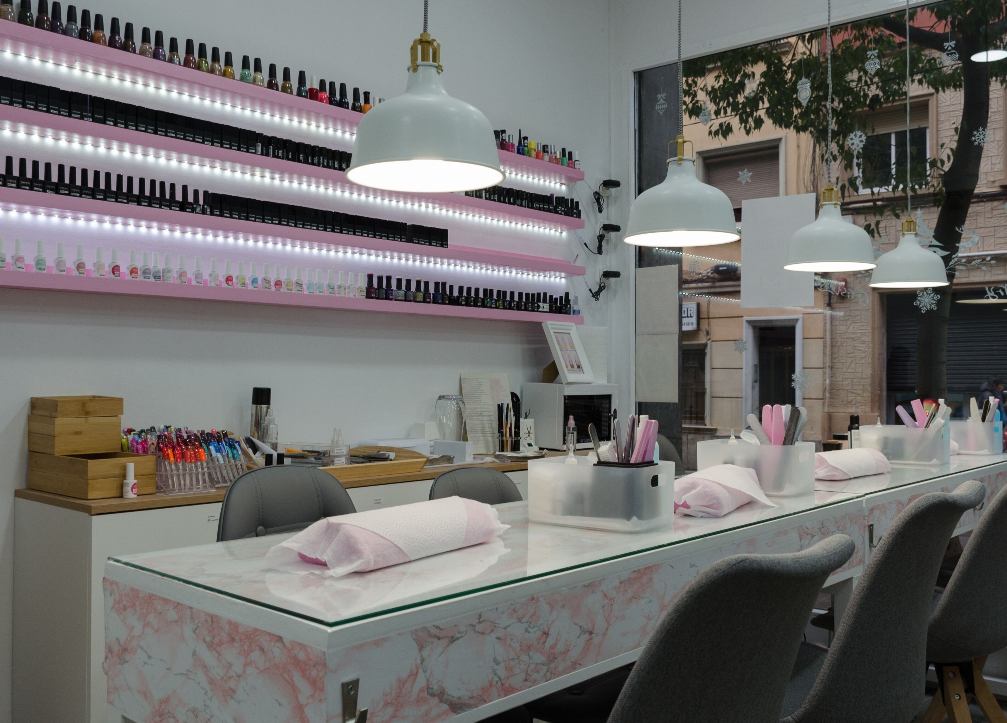 Interior de Passion Nails & Lashes en Barcelona, Catalunya, ES, mostrando estación de manicura moderna.