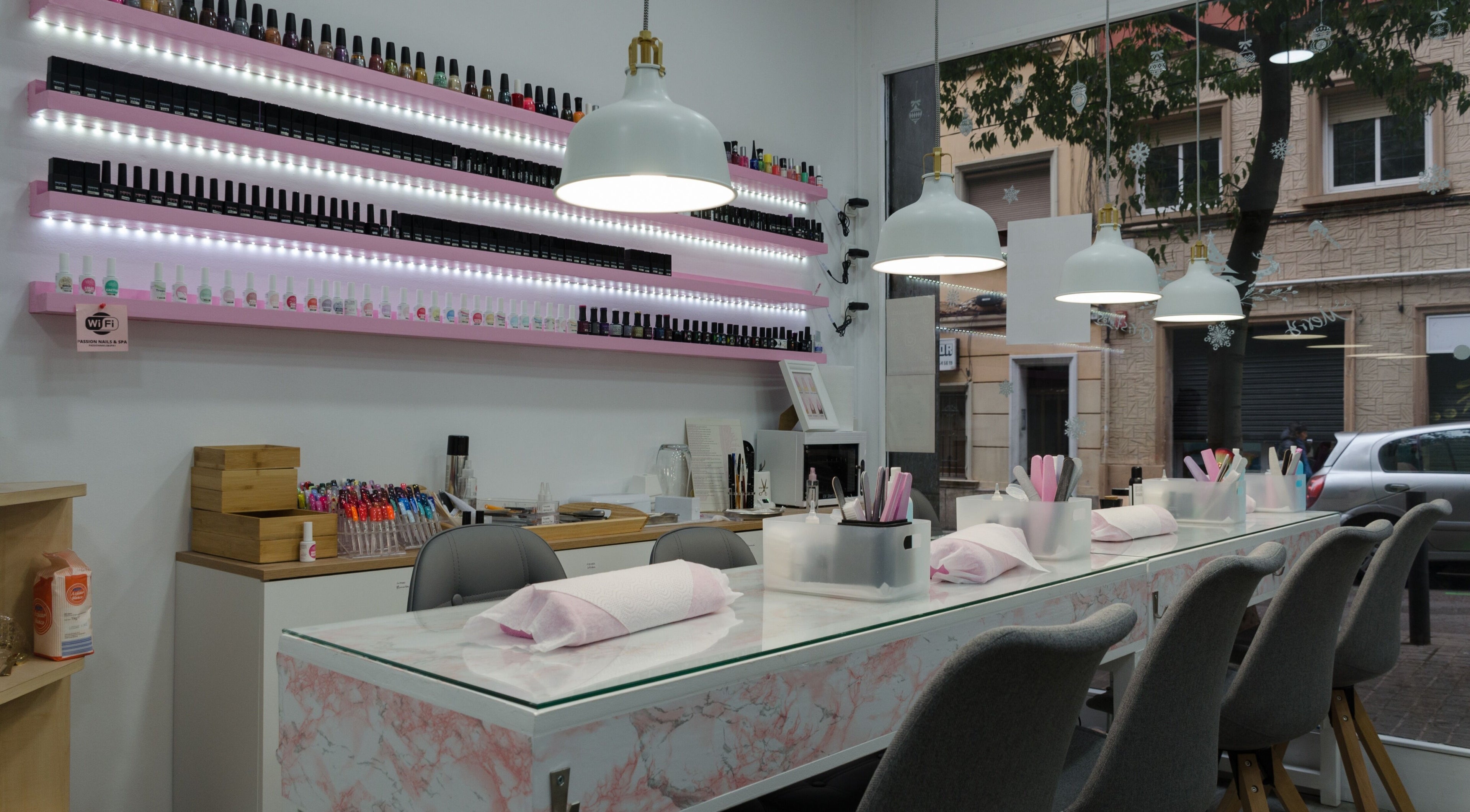 Interior de Passion Nails & Lashes en Barcelona, Catalunya, ES, mostrando estación de manicura moderna.