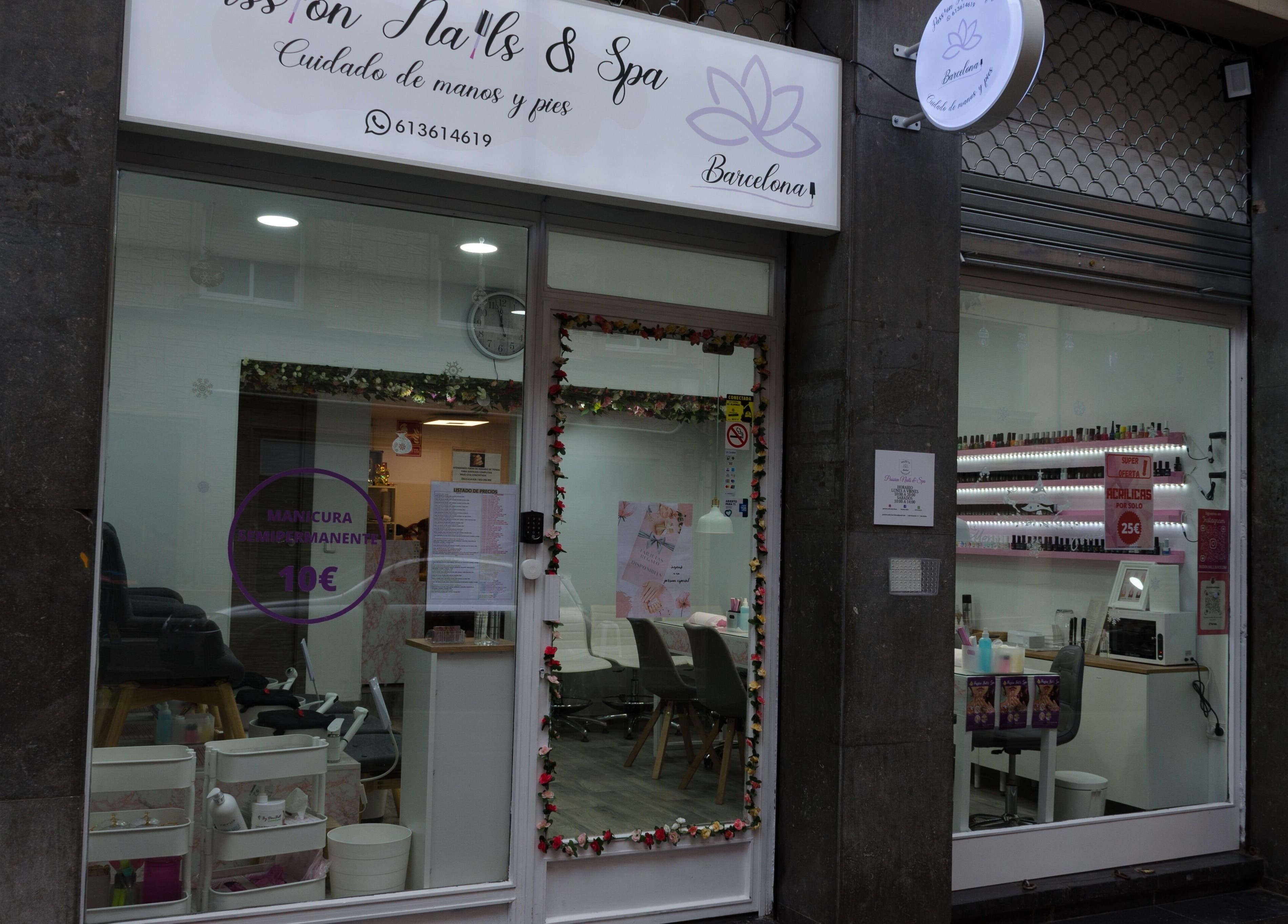 Exterior de Passion Nails & Lashes, un elegante salón de belleza en Barcelona, Catalunya, ES.
