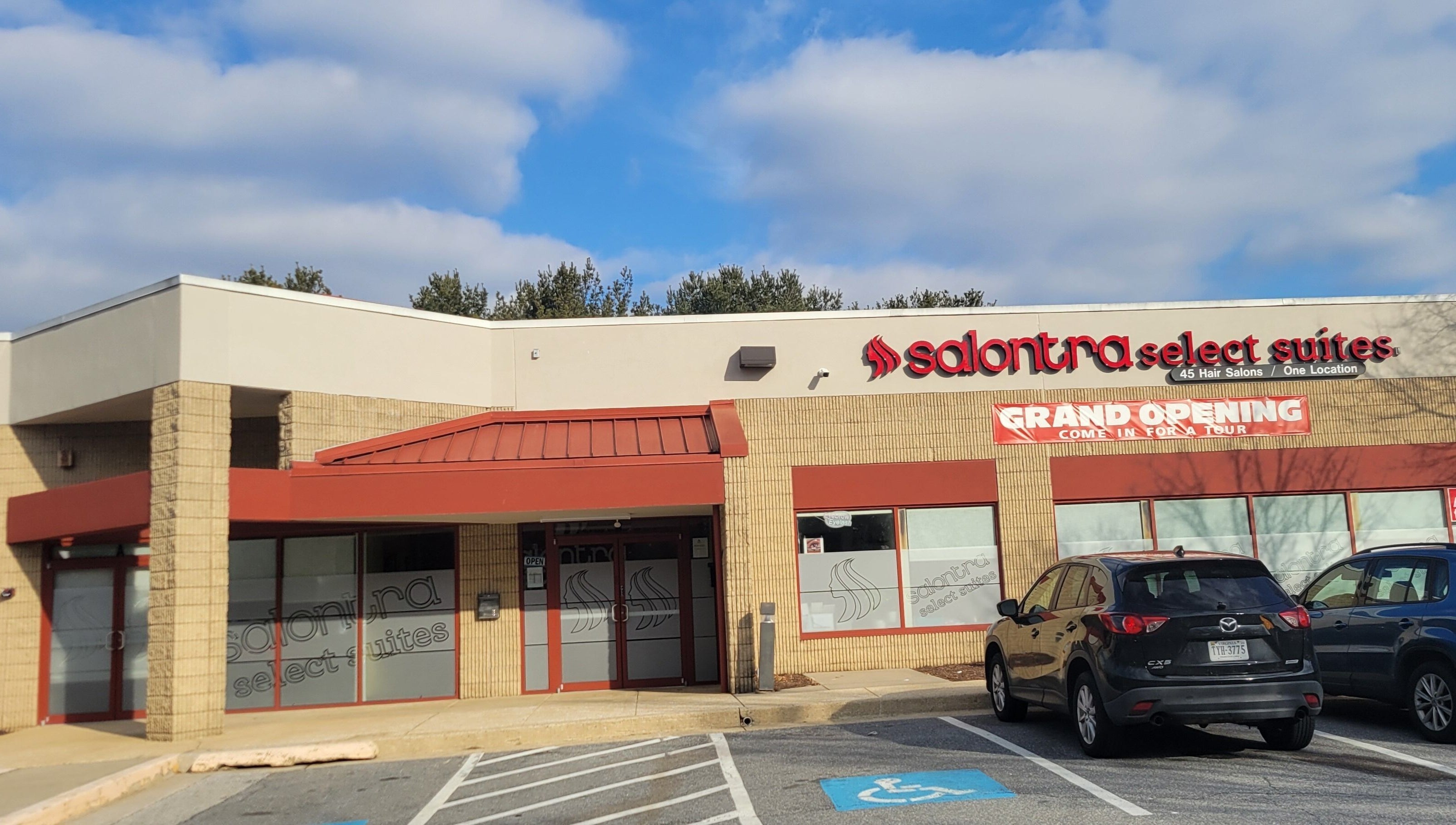 Fachada moderna de AHS SALON MD en Columbia, MD, PR, destacando entrada y anuncio de apertura.