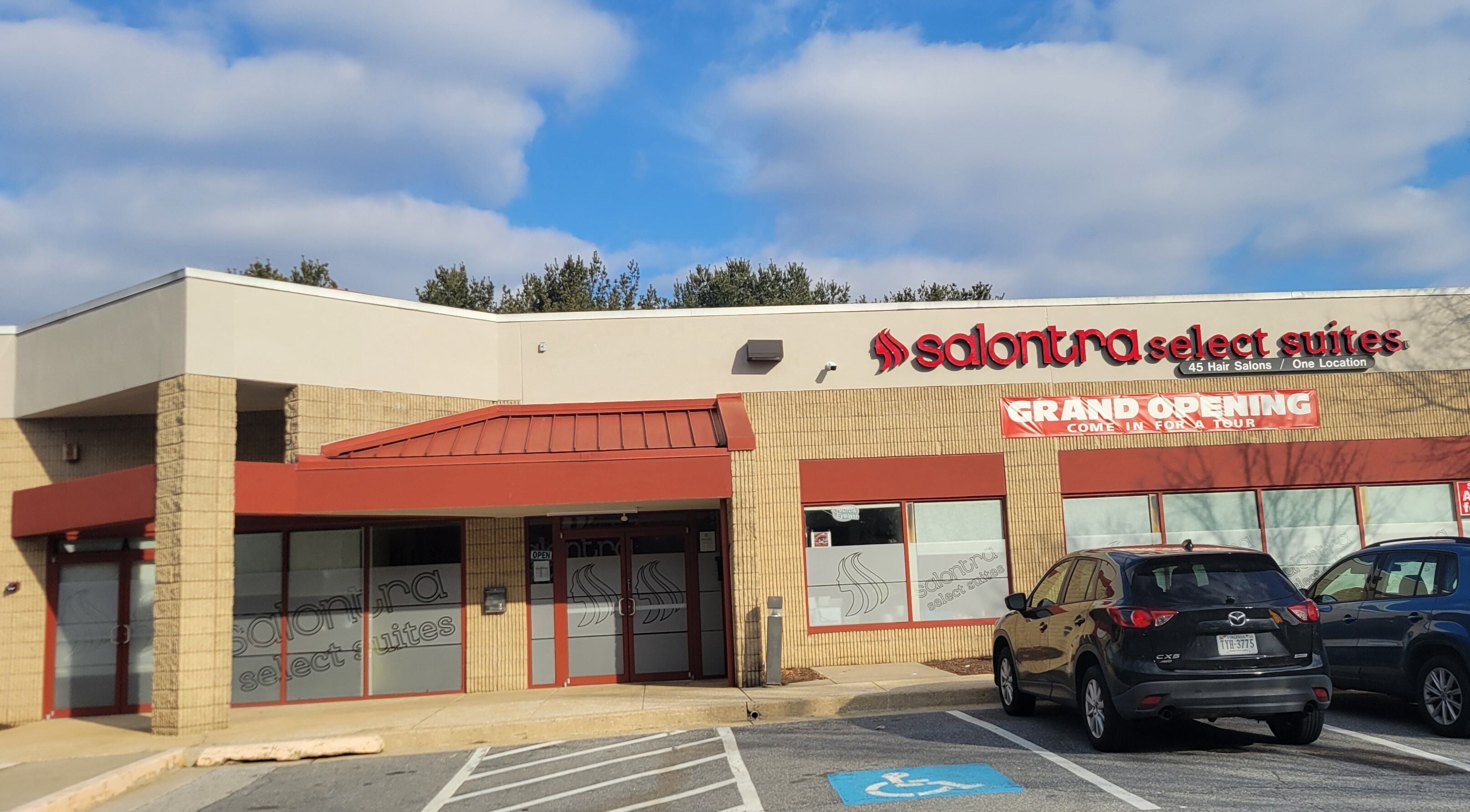 Fachada moderna de AHS SALON MD en Columbia, MD, PR, destacando entrada y anuncio de apertura.