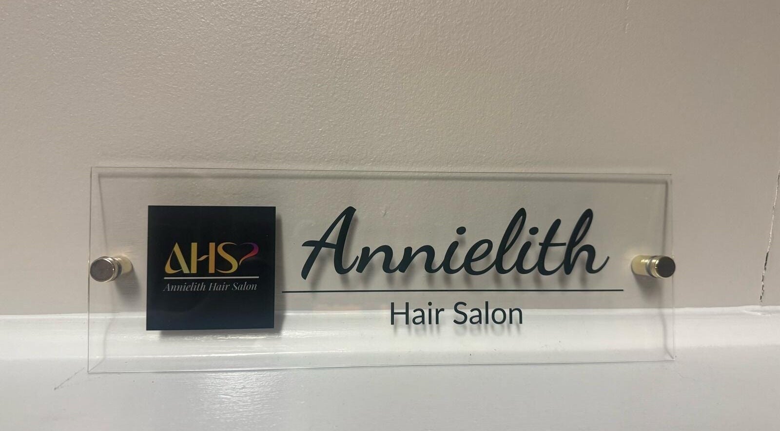 Letrero de Annelith Hair Salon en AHS SALON MD, Columbia, MD, PR. Diseño moderno y elegante.