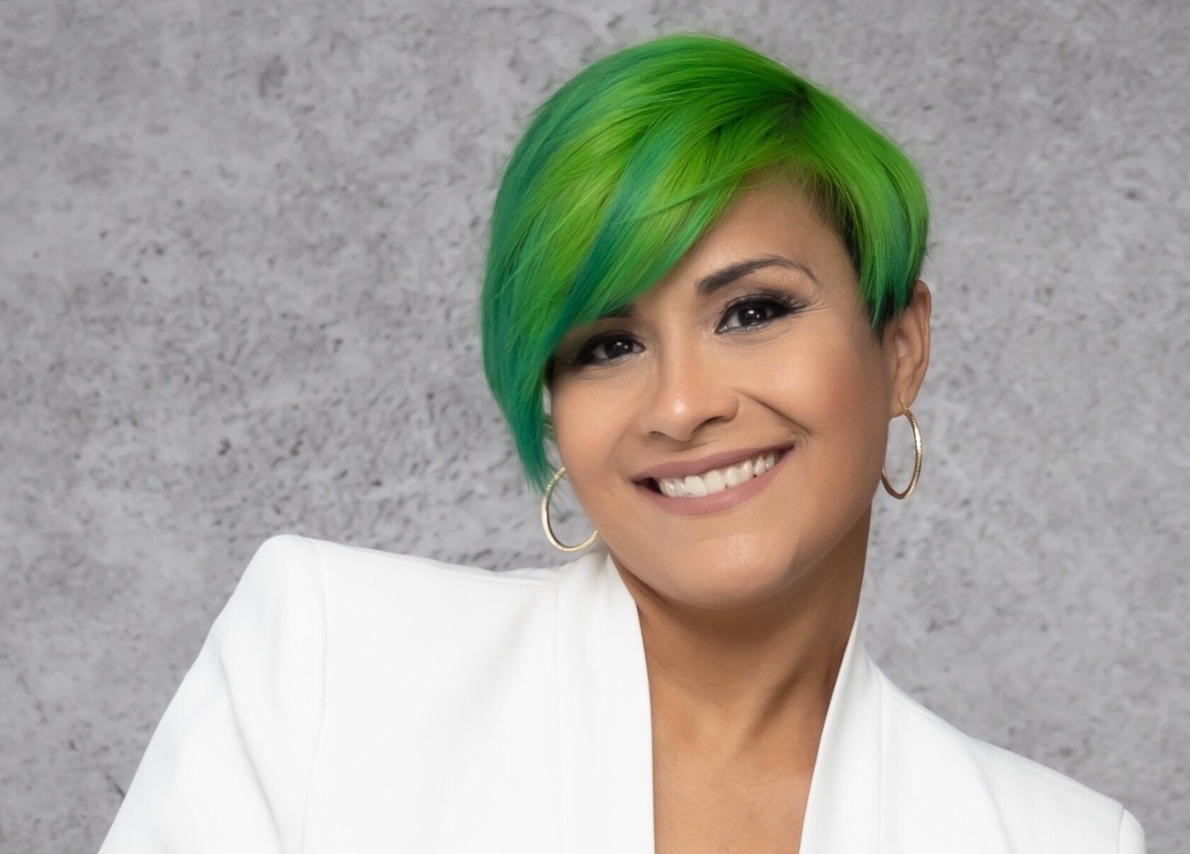 Mujer con cabello verde vibrante en AHS SALON MD, Columbia, MD, PR.