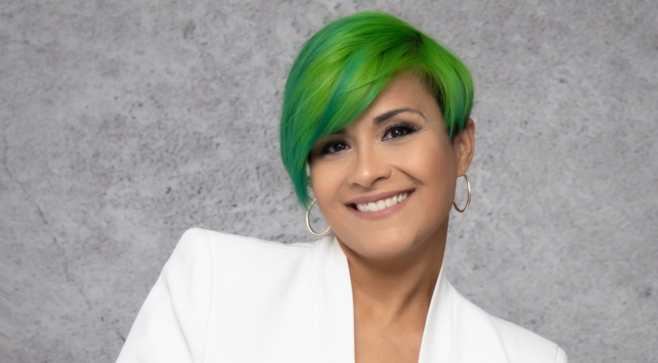 Mujer con cabello verde vibrante en AHS SALON MD, Columbia, MD, PR.