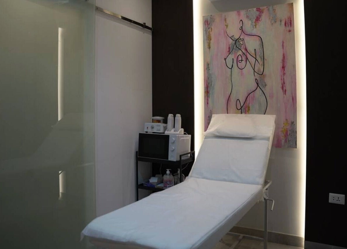 Modern treatment room at Gloss'd Beauty Bar, Amman, with sleek decor and stylish artwork.