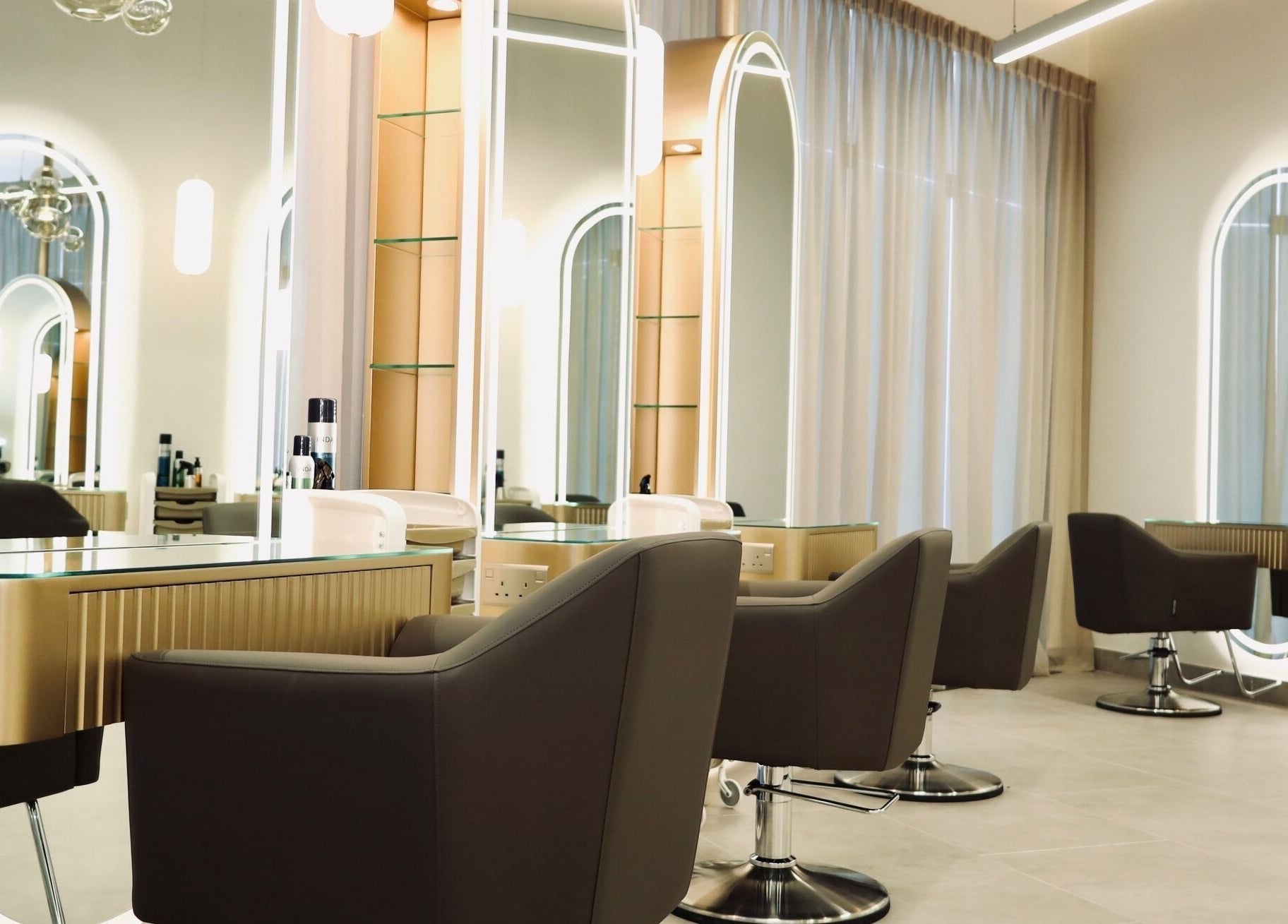 Elegant salon interior at Nado Salon, Sharjah, AE with mirrored stations and stylish seating.