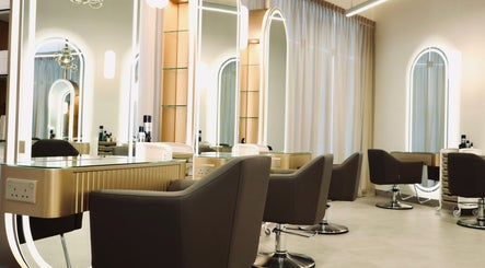 Elegant salon interior at Nado Salon, Sharjah, AE with mirrored stations and stylish seating.
