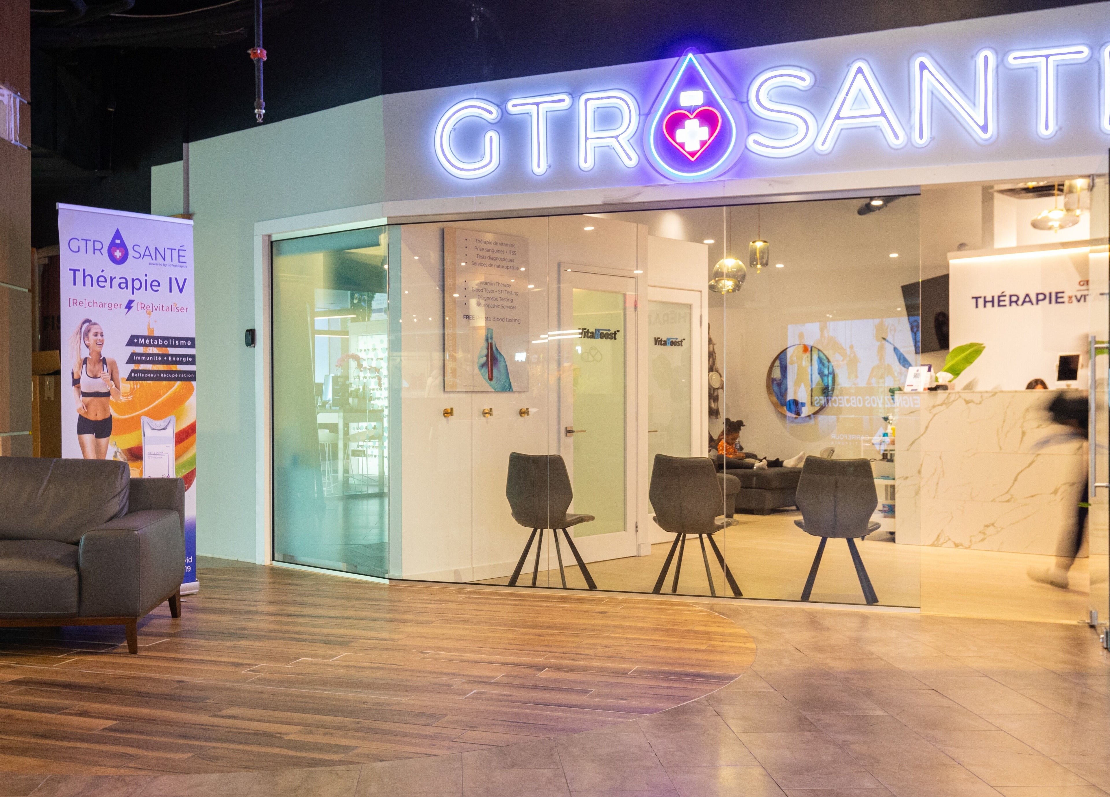Entrée accueillante de GTR Santé | Laval avec mobilier moderne, à Laval, Québec, CA.