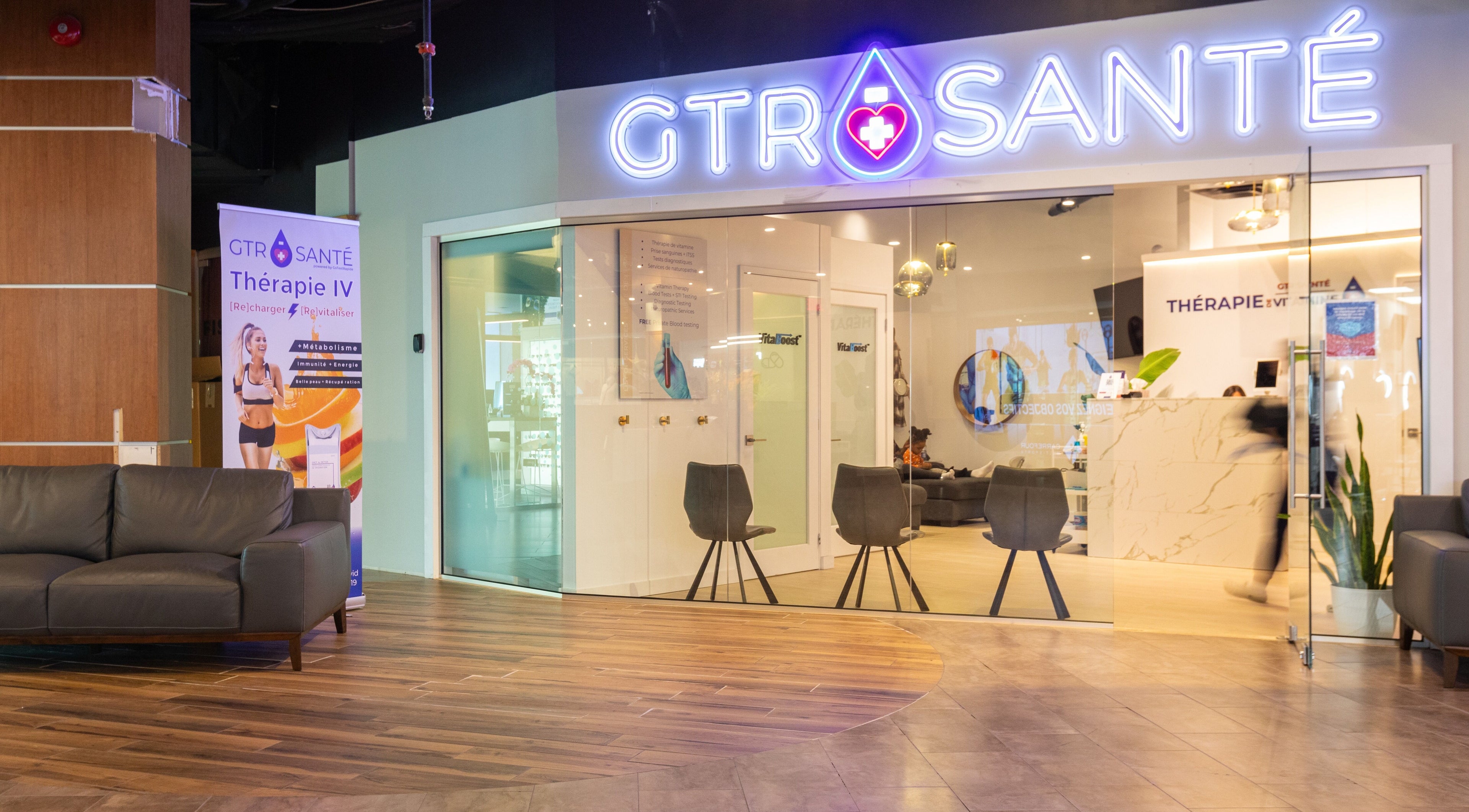 Entrée accueillante de GTR Santé | Laval avec mobilier moderne, à Laval, Québec, CA.