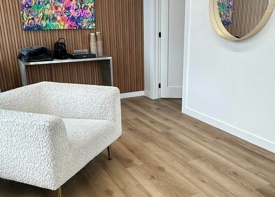 Espace détente moderne à GTR Santé | Laval avec fauteuil et déco murale colorée à Laval, Québec, CA.