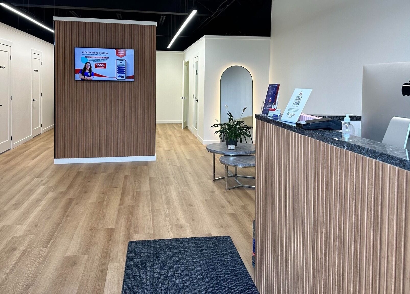 Réception moderne du GTR Santé | Laval, offrant un accueil chaleureux à Laval, Québec, CA.