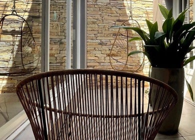 Sillas colgantes y plantas decoran Zane Hair Designer Studio Guemes Mdq en Mar del Plata, Provincia de Buenos Aires, AR.