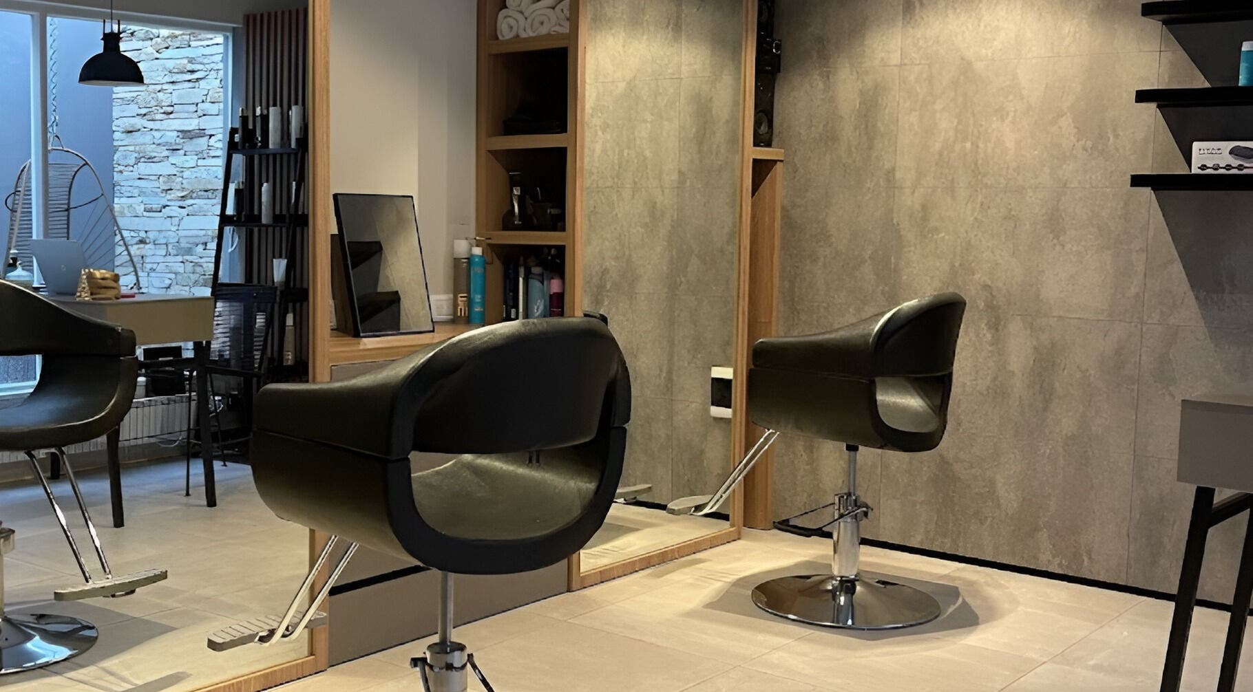 Interior moderno del estudio Z Concept de Zane Hair Designer Studio Guemes Mdq en Mar del Plata, Buenos Aires, AR.