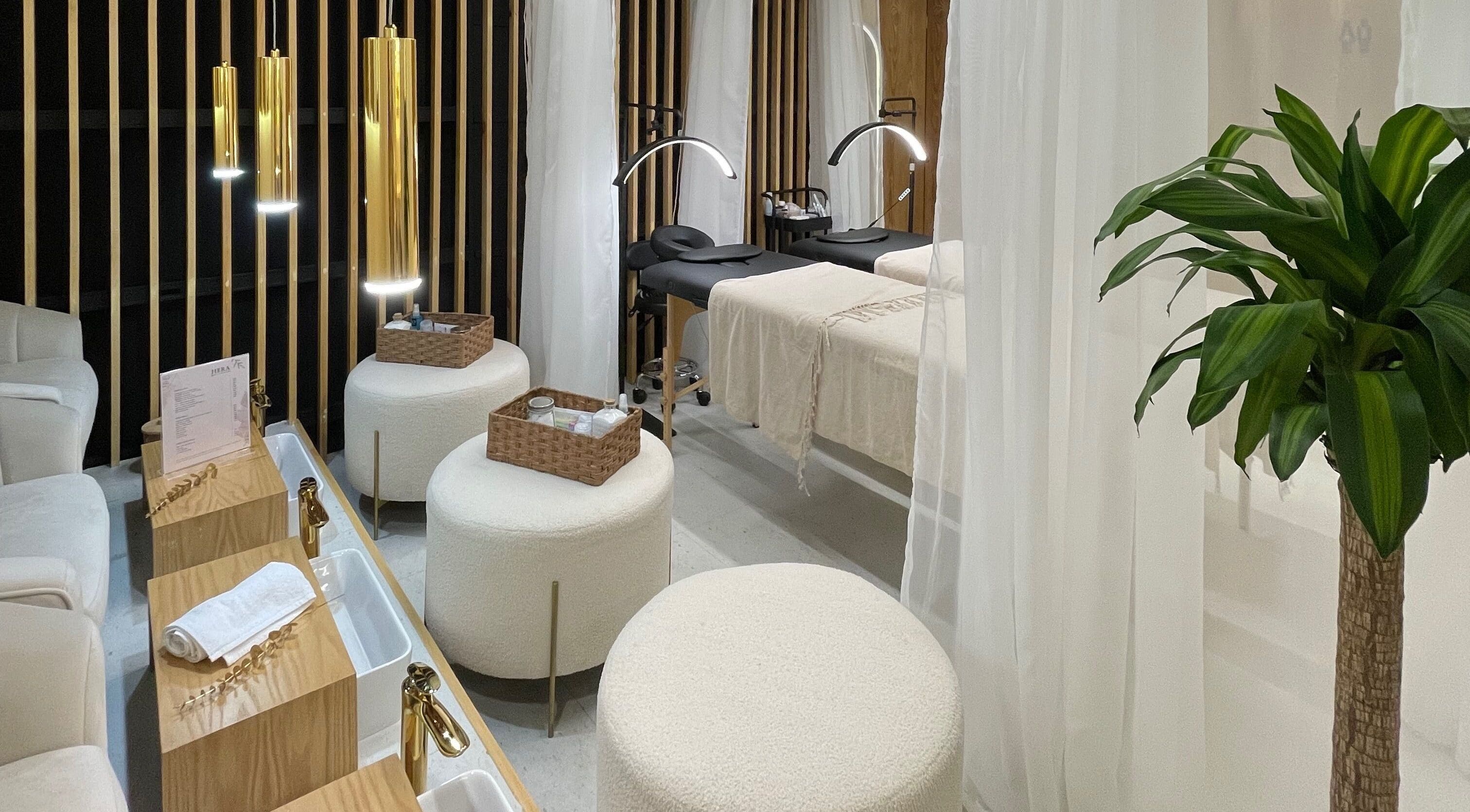 Sala de tratamientos en Hera Beauty Station, Ciudad de México, MX. Ambiente sereno con iluminación suave.