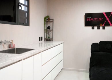 Modern interior with white vanity at Bonaire Beauty By X in Kralendijk, Bonaire, BQ.