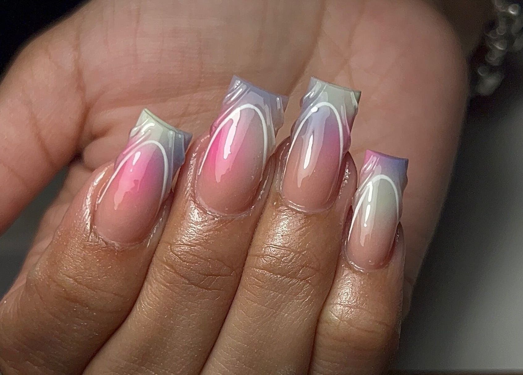 Elegant pink gradient nails with gloss finish at DCE Care, Willemstad, Curaçao, CW.