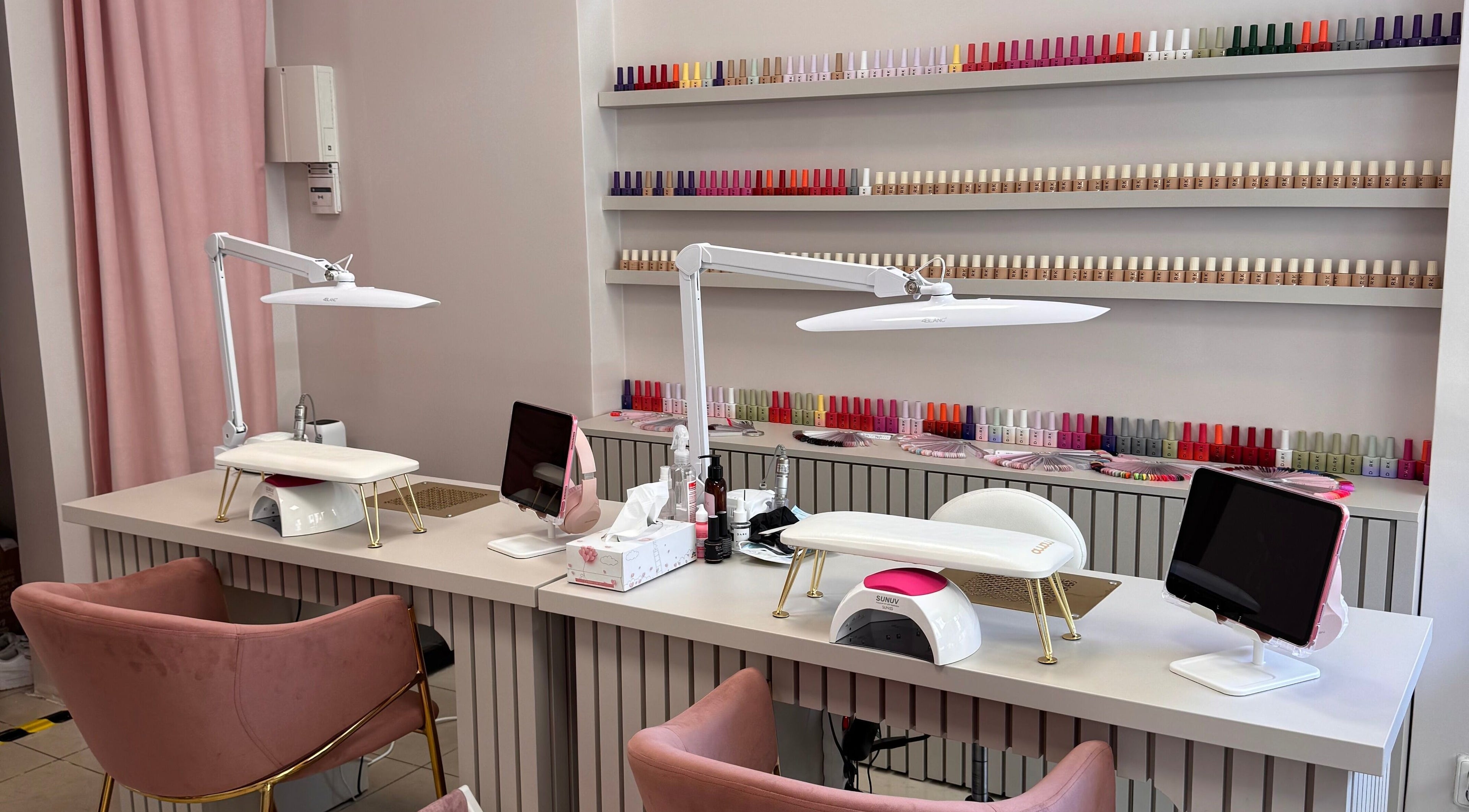 Stylový interiér NAIL 24 studio v Bratislava, Bratislavský Kraj, SK s elegantními nehtovými stanicemi.