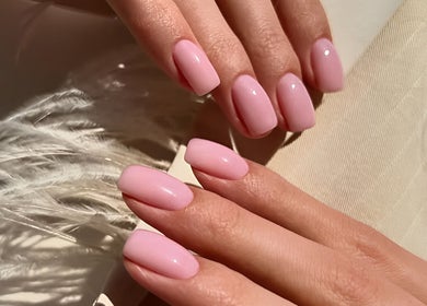 Růžová manikúra v NAIL 24 studio, Bratislava, Bratislavský Kraj, SK.