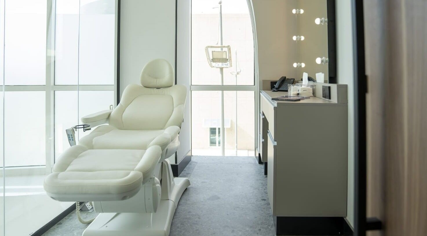 Luxurious treatment room with reclining chair at Fayzacenter in Riyadh, Riyadh Province, SA.