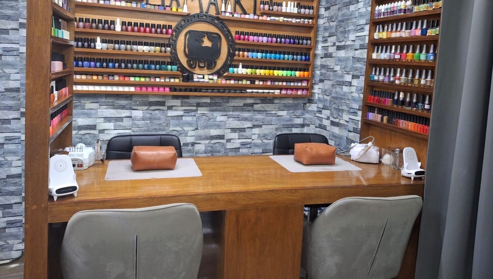 Mesa de manicura en Mamayki, Tulum, Quintana Roo, MX con variedad de esmaltes vibrantes.