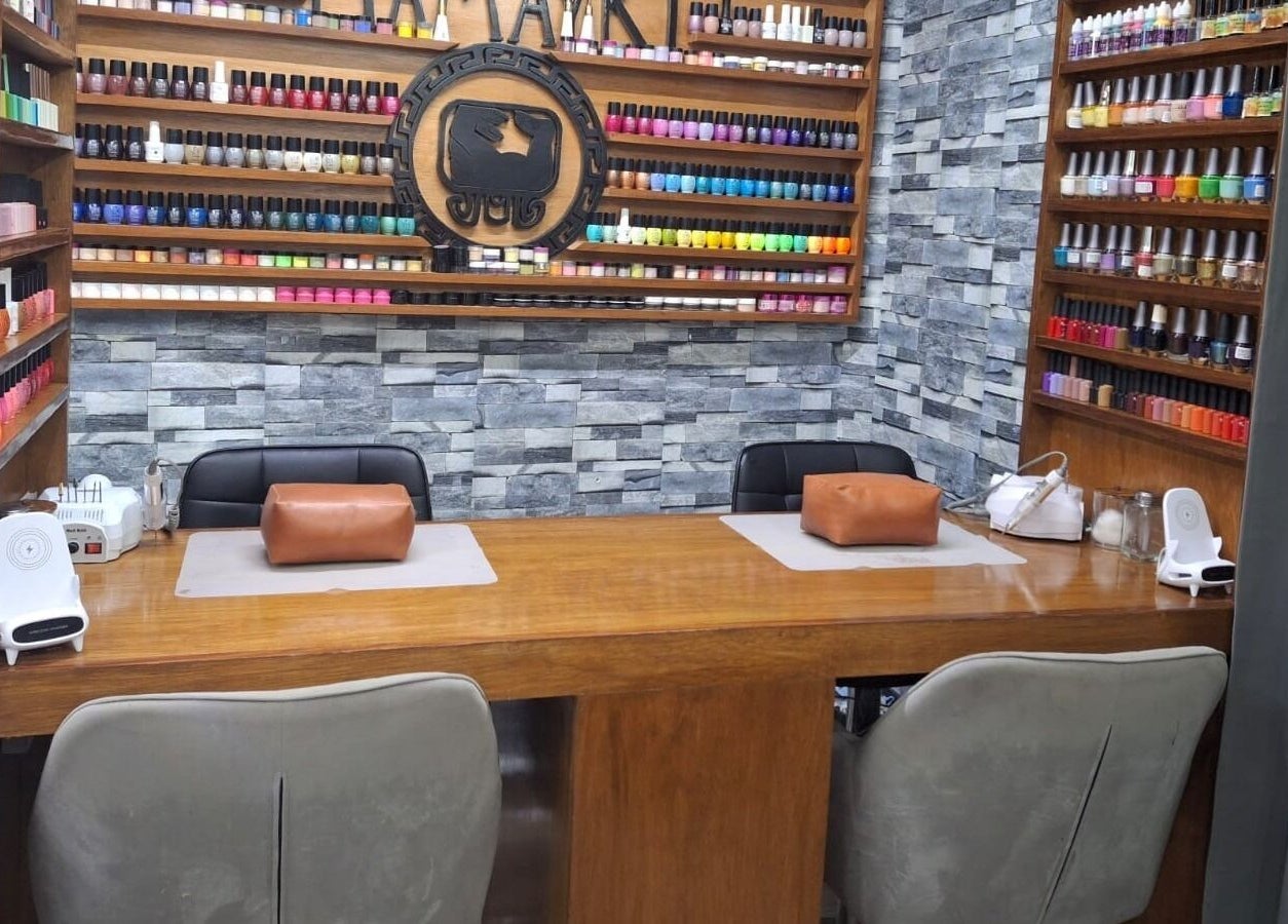 Mesa de manicura en Mamayki, Tulum, Quintana Roo, MX con variedad de esmaltes vibrantes.