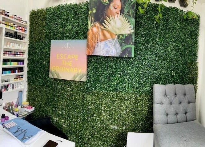 Sala de manicura Mamayki en Tulum, Quintana Roo, MX con paredes verdes y productos de uñas.