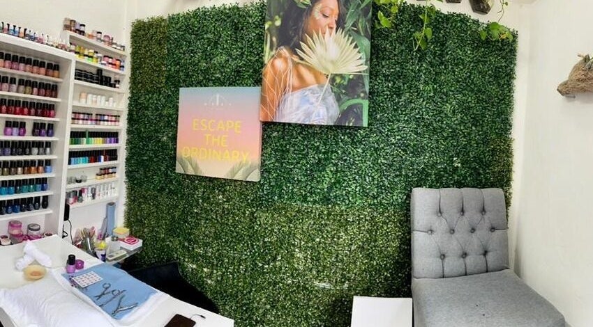 Sala de manicura Mamayki en Tulum, Quintana Roo, MX con paredes verdes y productos de uñas.